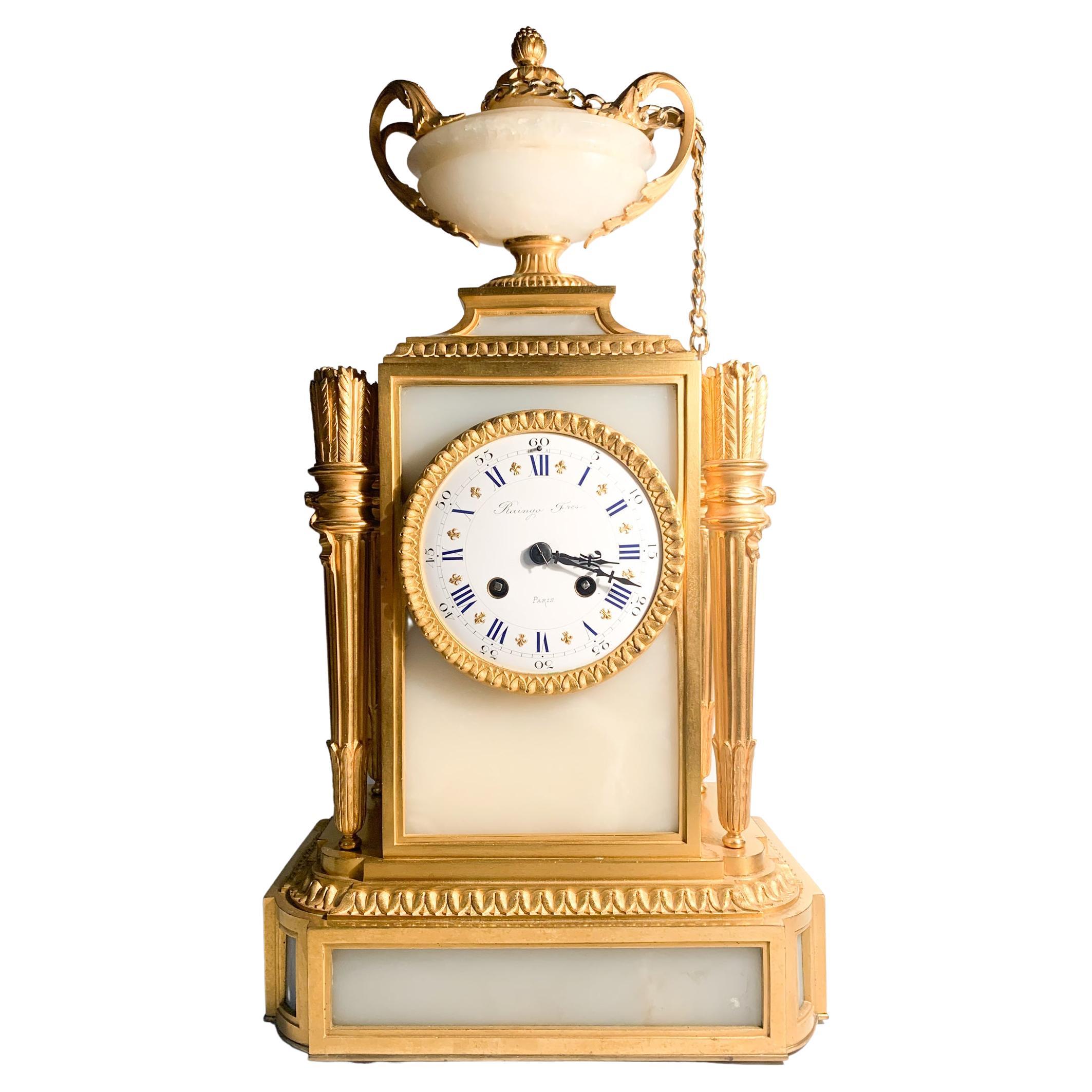 Horloge de table de style Louis XVI en albâtre et bronze doré Raingo Frères 1800