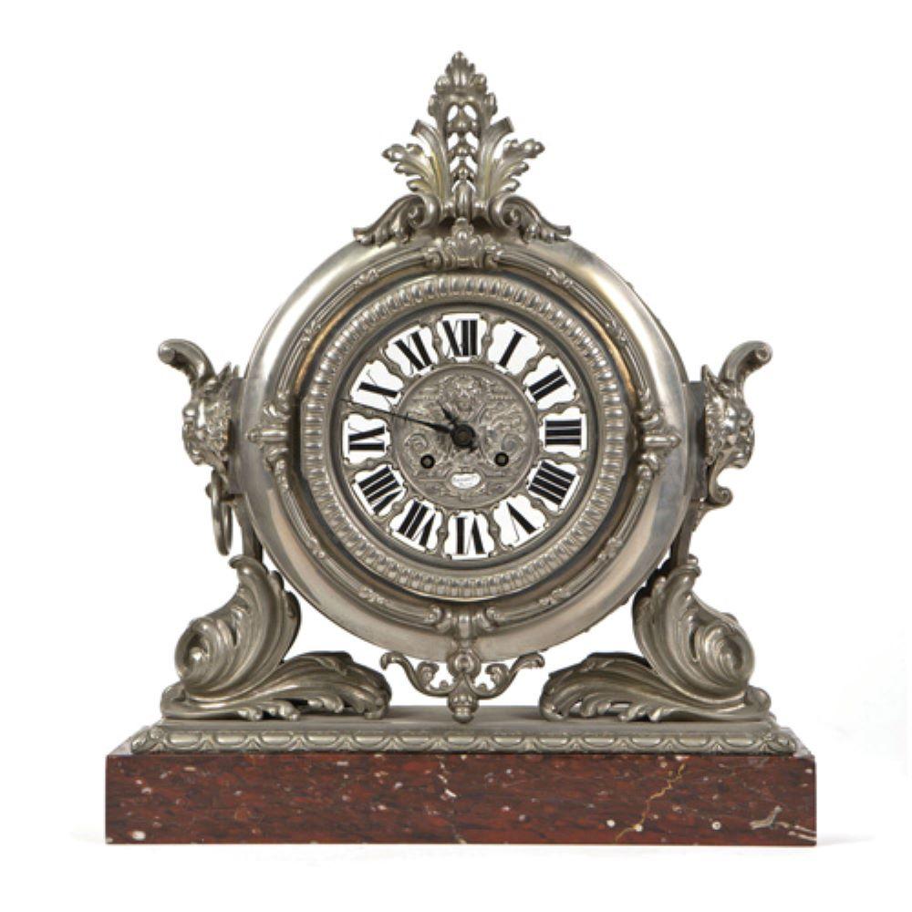 Une superbe horloge française en argent et bronze par Raingo Frères. Signée Raingo Frères sur le cadran et sur les ouvrages, sur un socle en marbre Rouge Griotte.
Dimensions : Hauteur 22