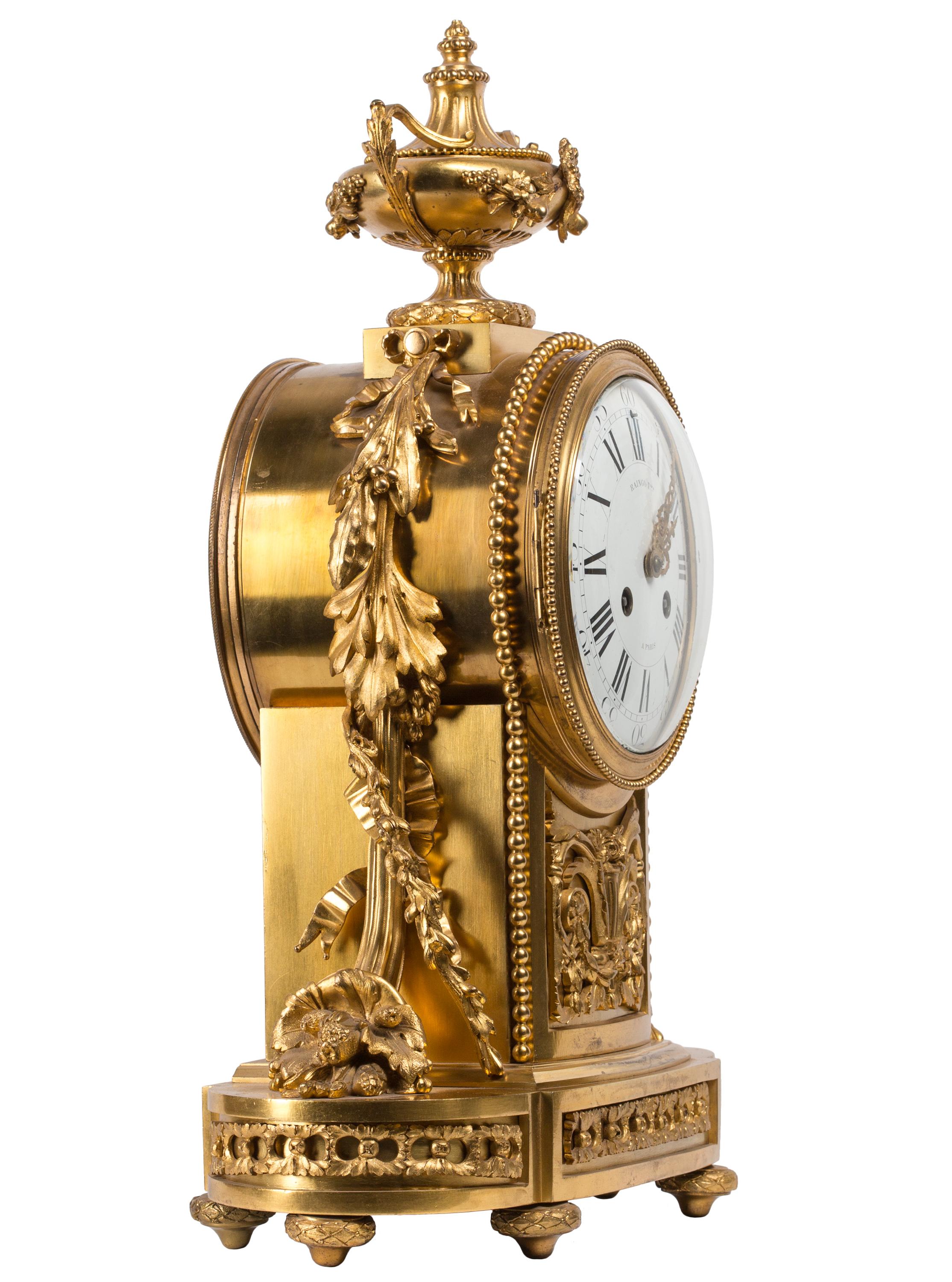 Louis XVI Belle horloge néoclassique du 19ème siècle en bronze doré, ensemble de trois pièces avec garniture de vase en vente
