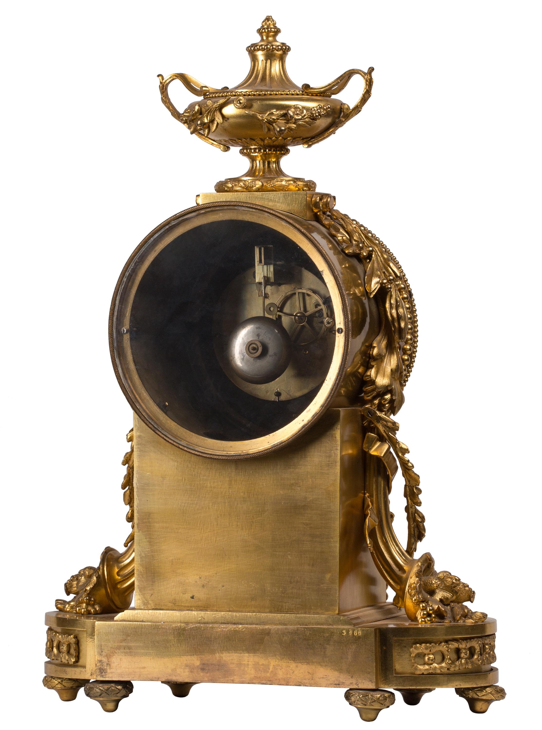 Français Belle horloge néoclassique du 19ème siècle en bronze doré, ensemble de trois pièces avec garniture de vase en vente