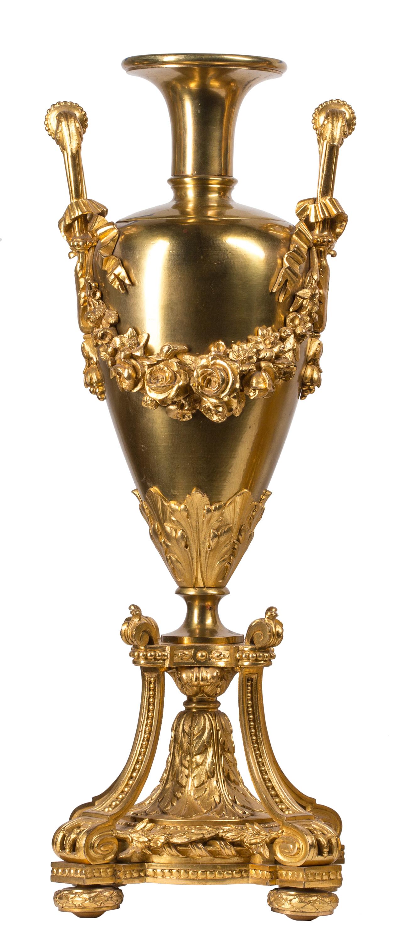 Doré Belle horloge néoclassique du 19ème siècle en bronze doré, ensemble de trois pièces avec garniture de vase en vente