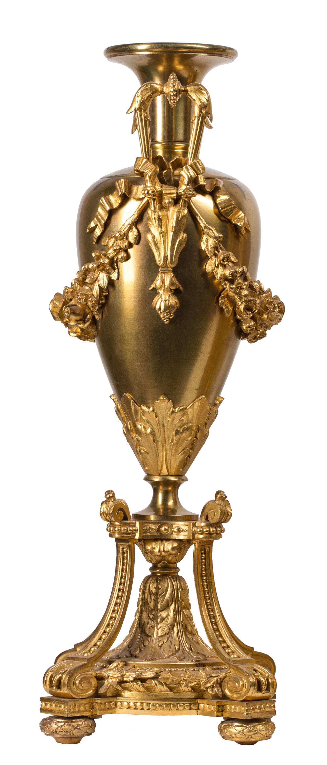 Belle horloge néoclassique du 19ème siècle en bronze doré, ensemble de trois pièces avec garniture de vase Bon état - En vente à Madrid, ES