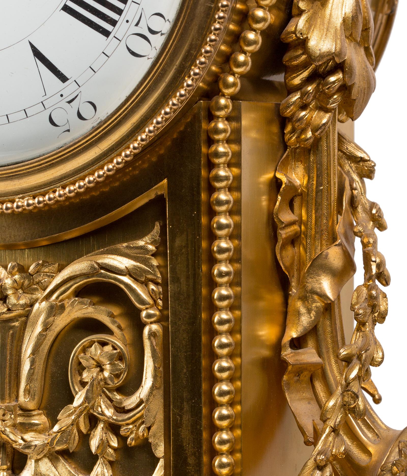 Émail Belle horloge néoclassique du 19ème siècle en bronze doré, ensemble de trois pièces avec garniture de vase en vente