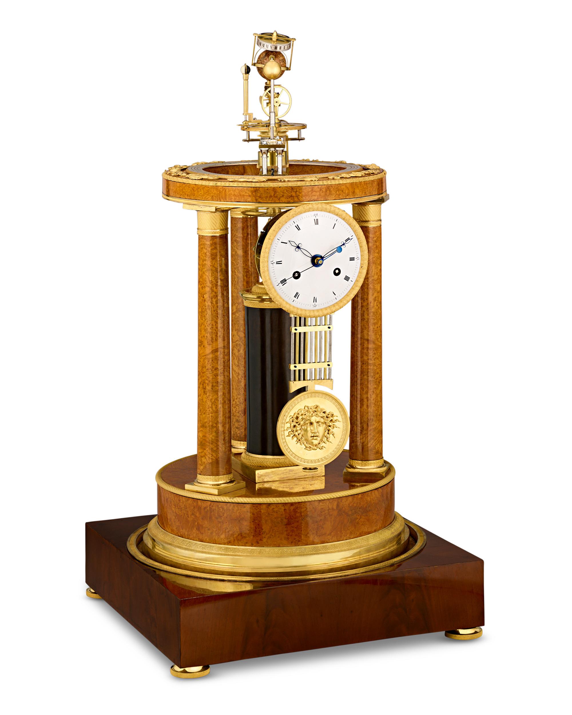 Orrery-Uhr
Zacharie Raingo
CIRCA 1817

Diese außergewöhnliche Orrery-Uhr gehört zu den historisch bedeutendsten und mechanisch ausgefeiltesten Zeitmessern, die im Frankreich des frühen 19. Jahrhunderts entstanden sind. Dieses von Zacharie Raingo,