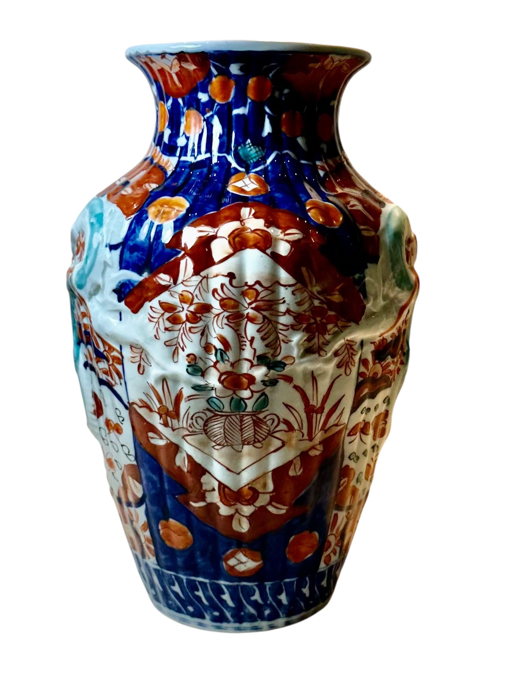 Un bellissimo vaso Imari giapponese del XIX secolo con draghi in rilievo su entrambi i lati. Questo stile viene talvolta definito Imari soffiato a causa del suo design in rilievo. 
