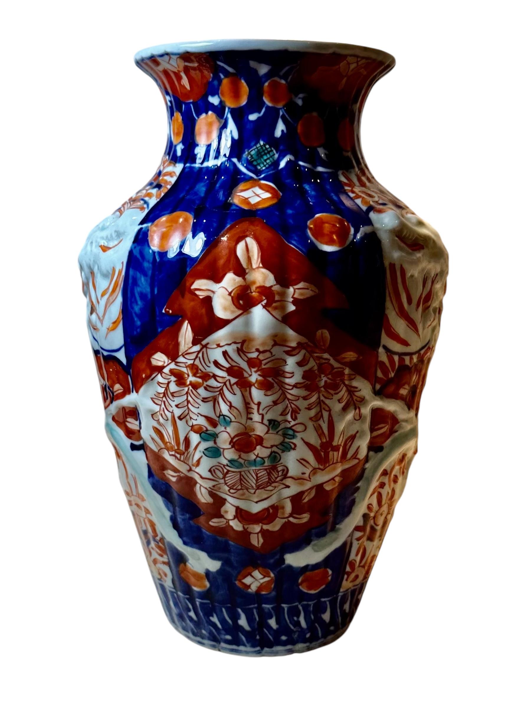 Giapponese Vaso Imari con drago rialzato in vendita