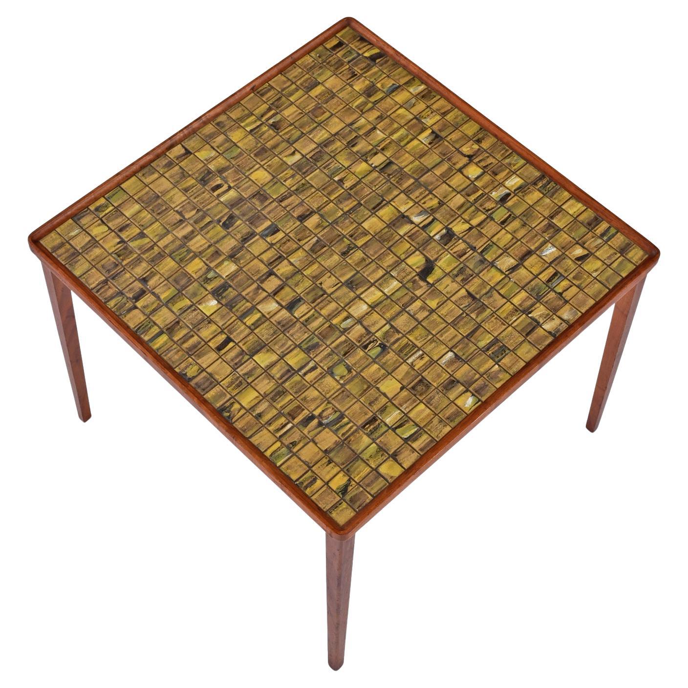 Non abbiamo mai visto un tavolo da cocktail danese in teak con il piano a piastrelle con un design così accattivante.  Ogni piastrella è un'opera d'arte individuale e completamente unica.  I colori delle piastrelle sono un flusso e riflusso di