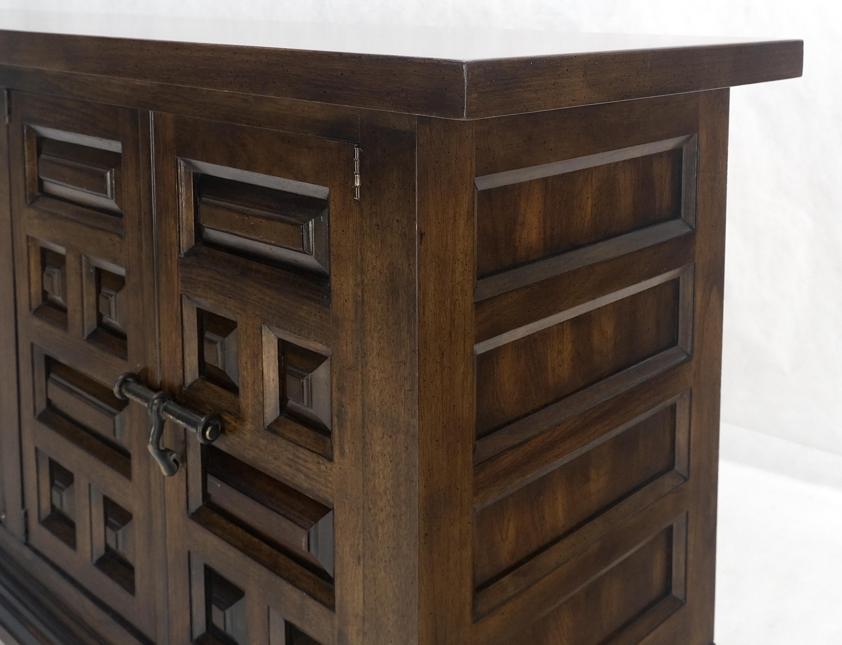 Raised Panel 5 Türen 4 Schubladen Mid Century Modern Dark Chestnut Dresser Credenza (Moderne der Mitte des Jahrhunderts) im Angebot
