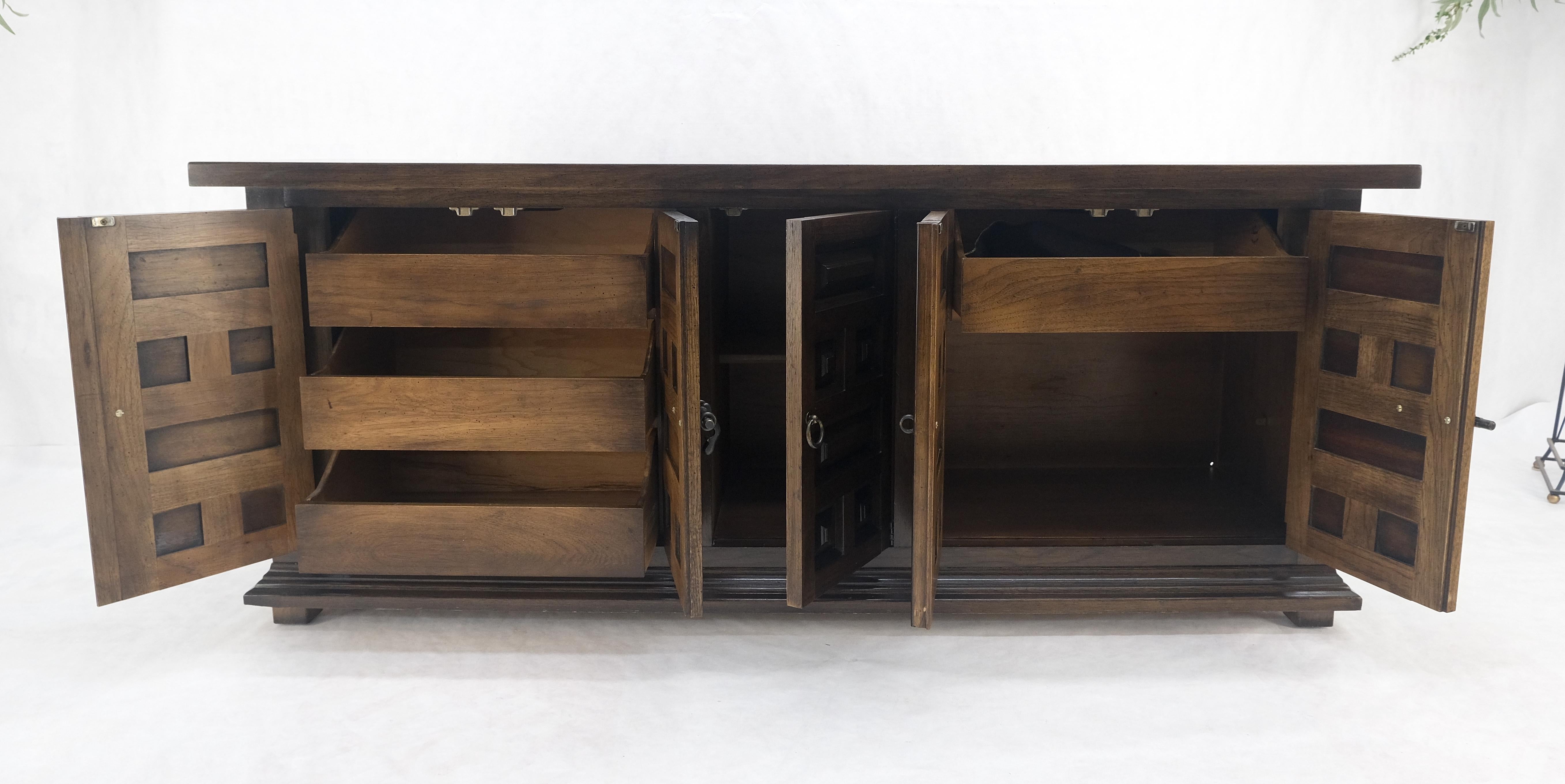 Raised Panel 5 Türen 4 Schubladen Mid Century Modern Dark Chestnut Dresser Credenza (Messing) im Angebot