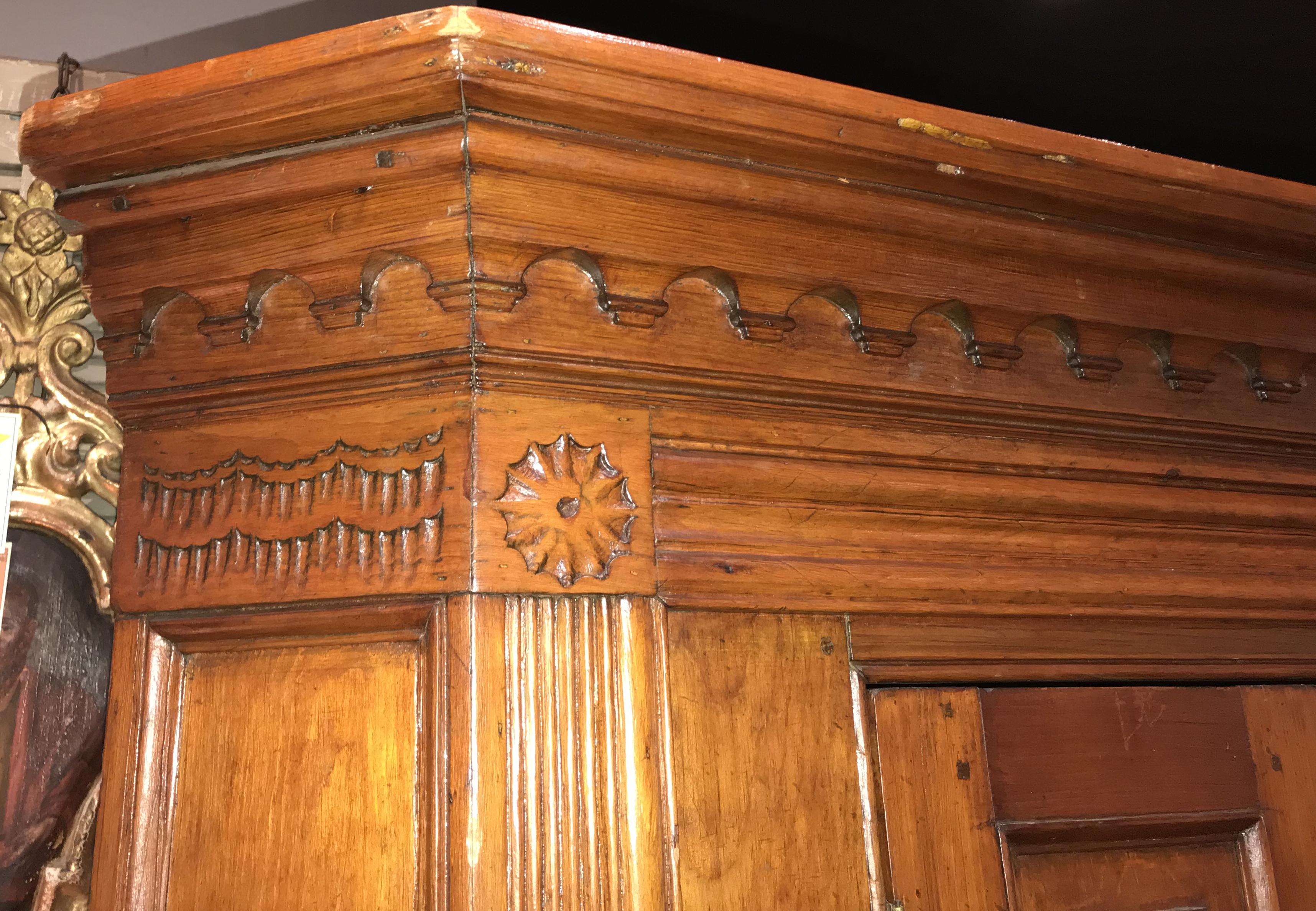 Hand-Carved Raised Panel Pine Four-Door Corner Cupboard circa 1800, Mid Atlantic States