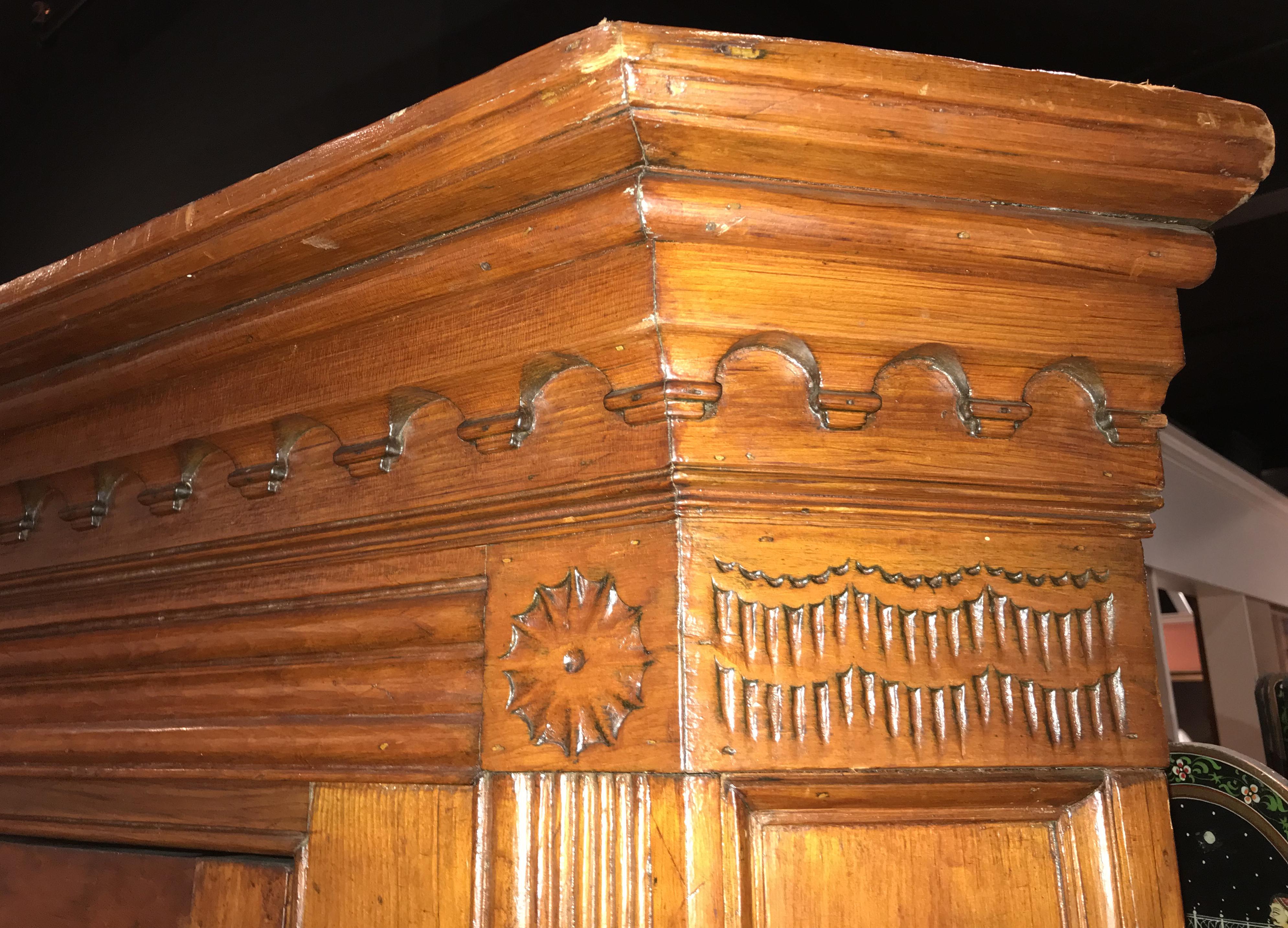 Raised Panel Pine Four-Door Corner Cupboard circa 1800, Mid Atlantic States In Good Condition In Milford, NH