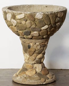 Jardinera o urna elevada de guijarros con piedras incrustadas de Francia