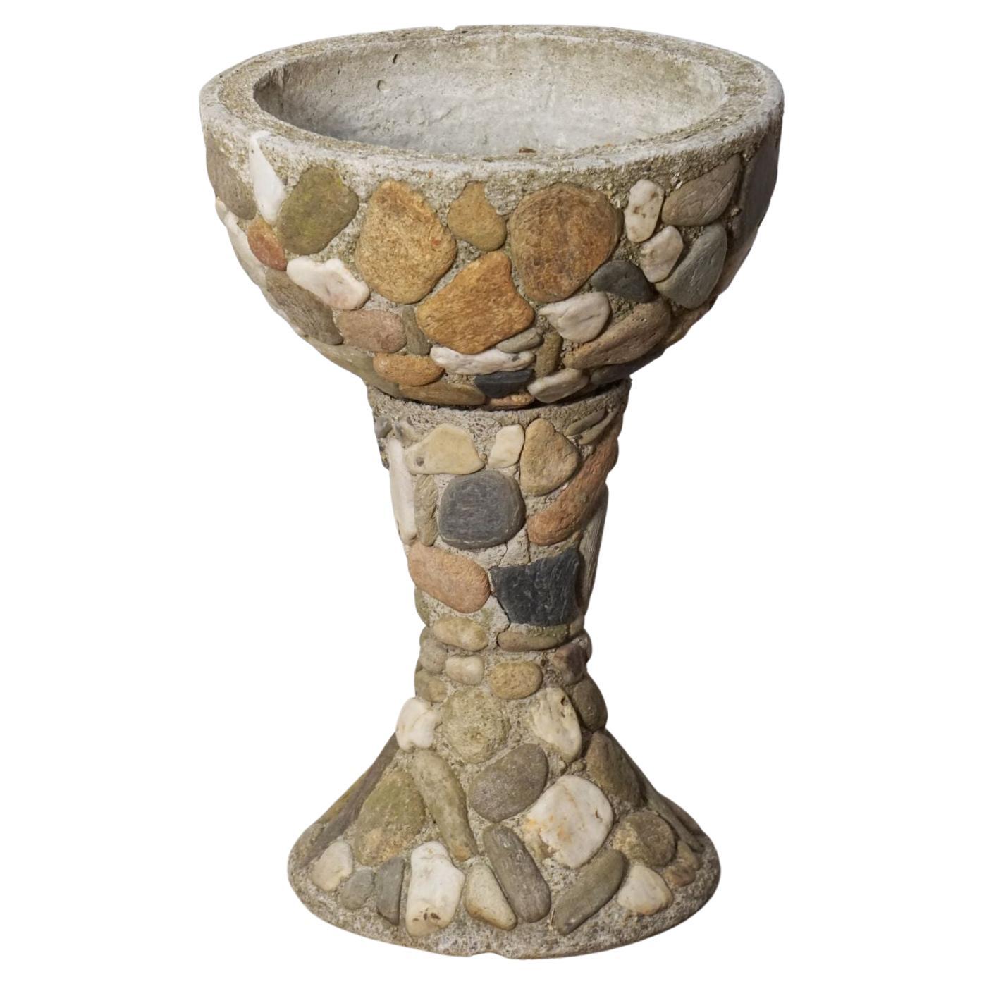 Jardinière ou urne de jardin en forme de galet surélevée avec pierres incrustées de France