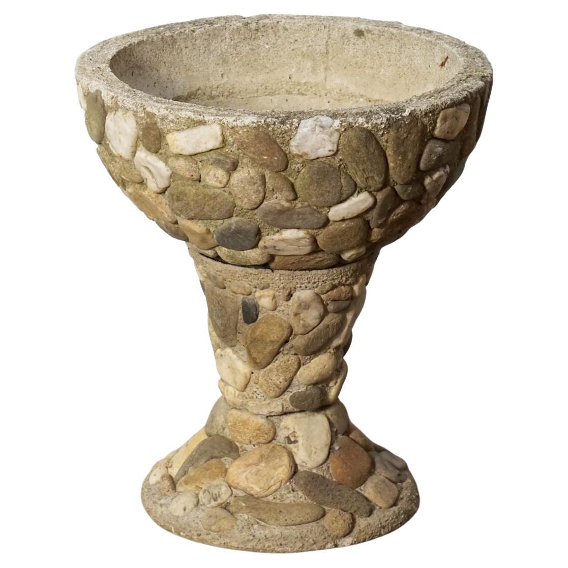 Jardinière ou urne de jardin en forme de galet surélevée avec pierres incrustées de France