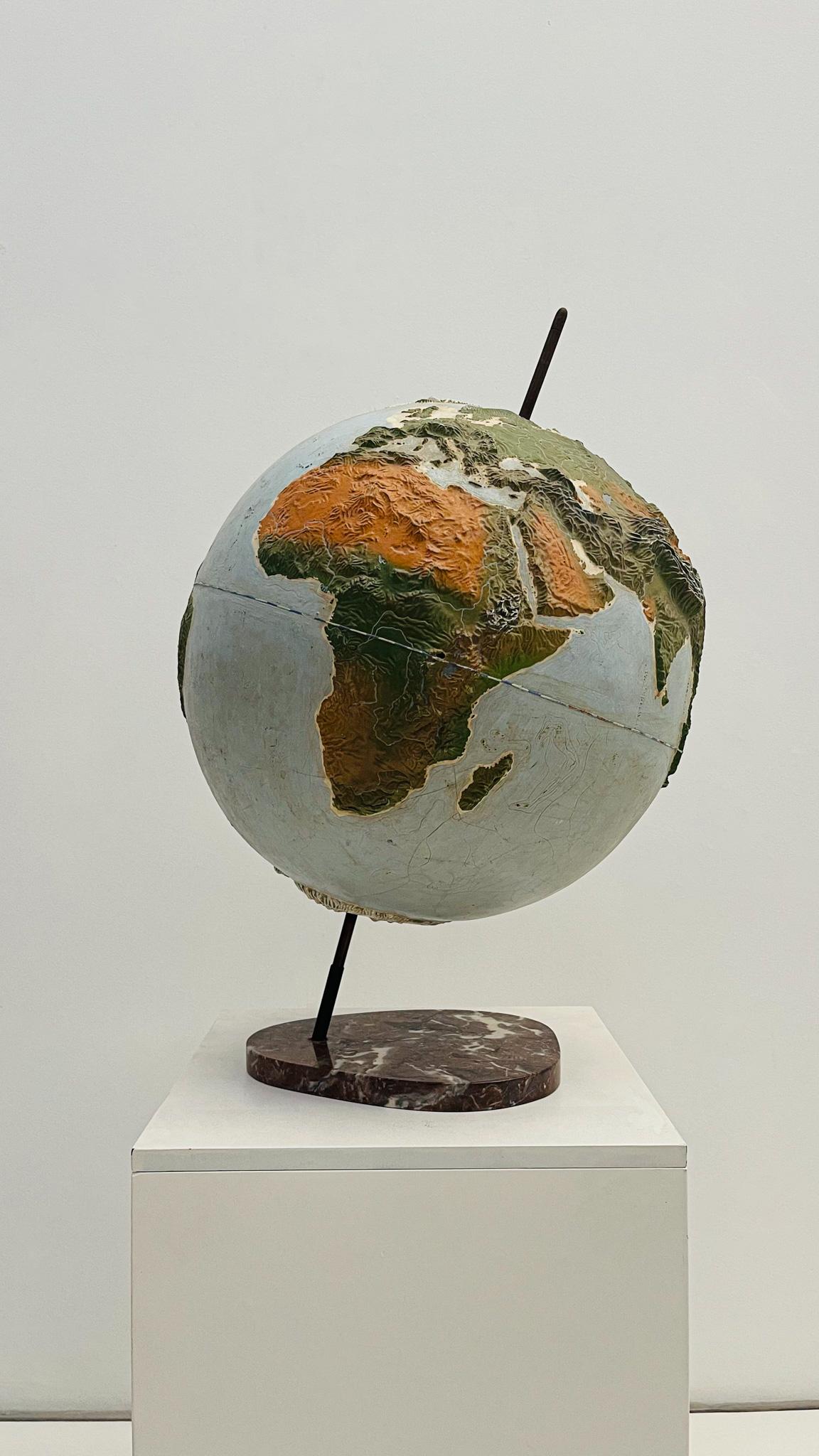 Raised polychrome decoration Earth globe attributed to Jacques Adnet In Good Condition For Sale In Brussels, BE