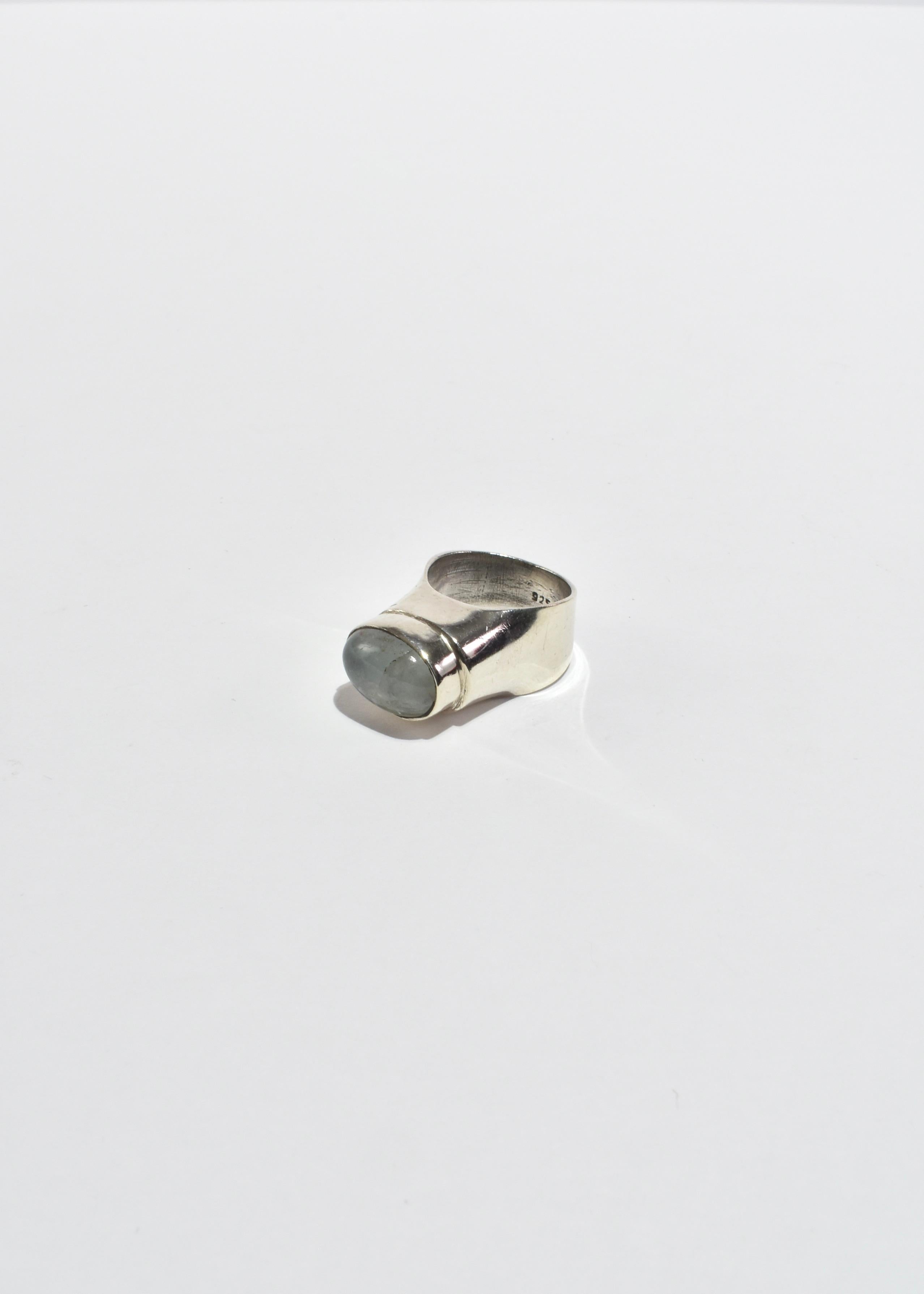 Anillo modernista vintage de plata con detalle de cabujón de cuarzo en relieve. Con el sello 925.

Material: Plata de ley, cuarzo.