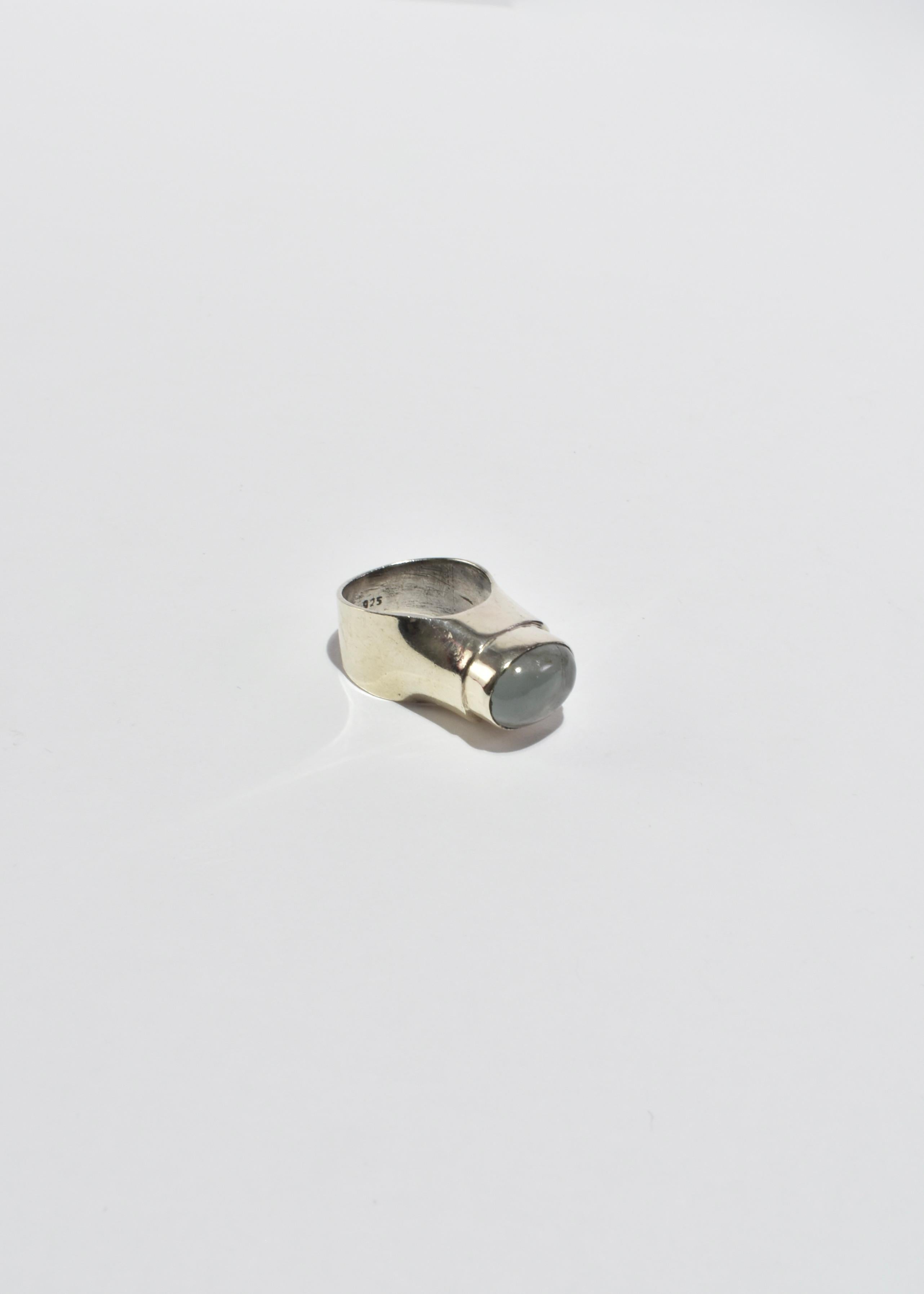 Anillo de cuarzo en relieve Modernista en venta