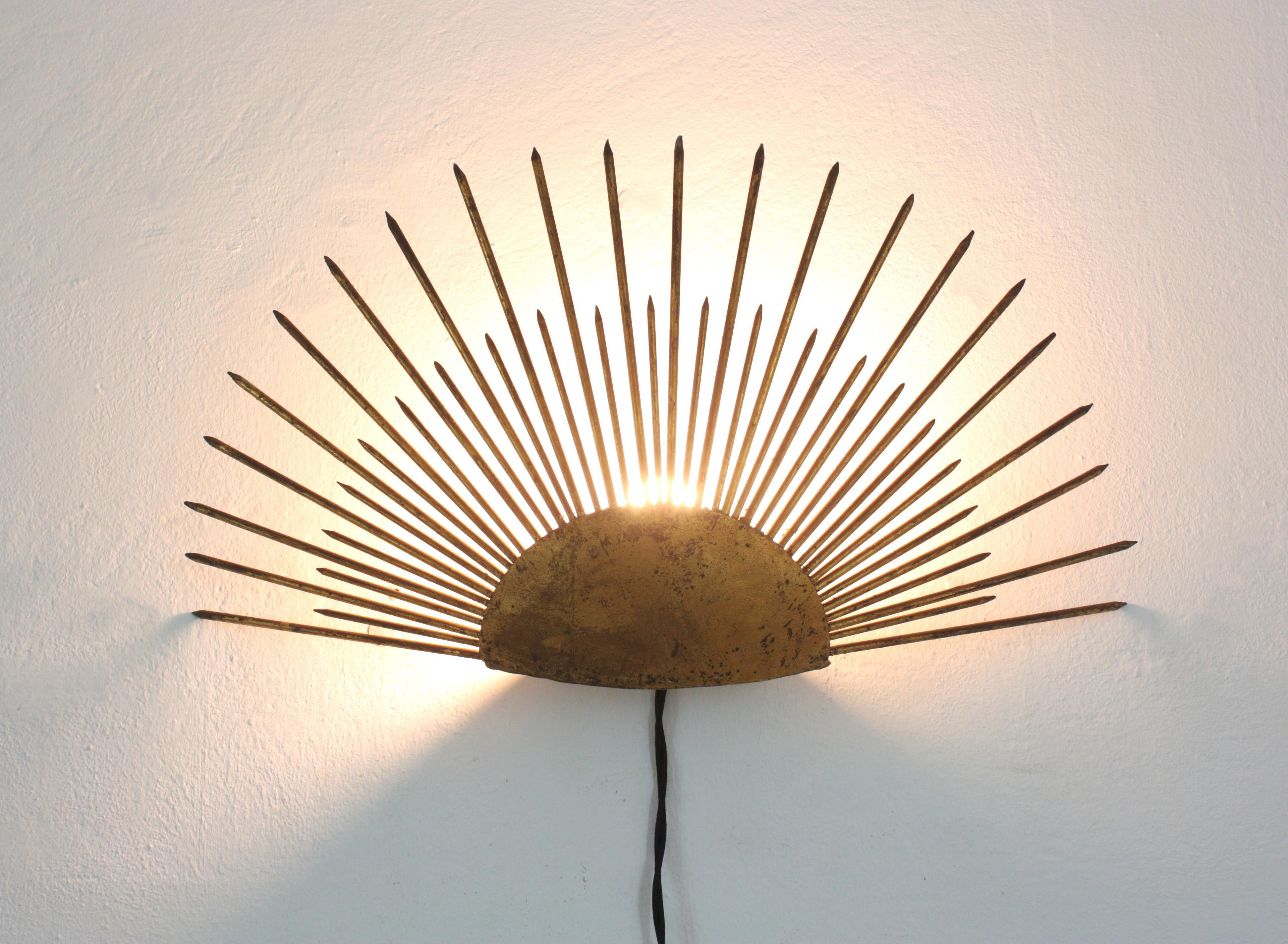Lampada da parete a raggiera Raising Sunburst in ferro battuto dorato, Francia, anni '40 in vendita 2