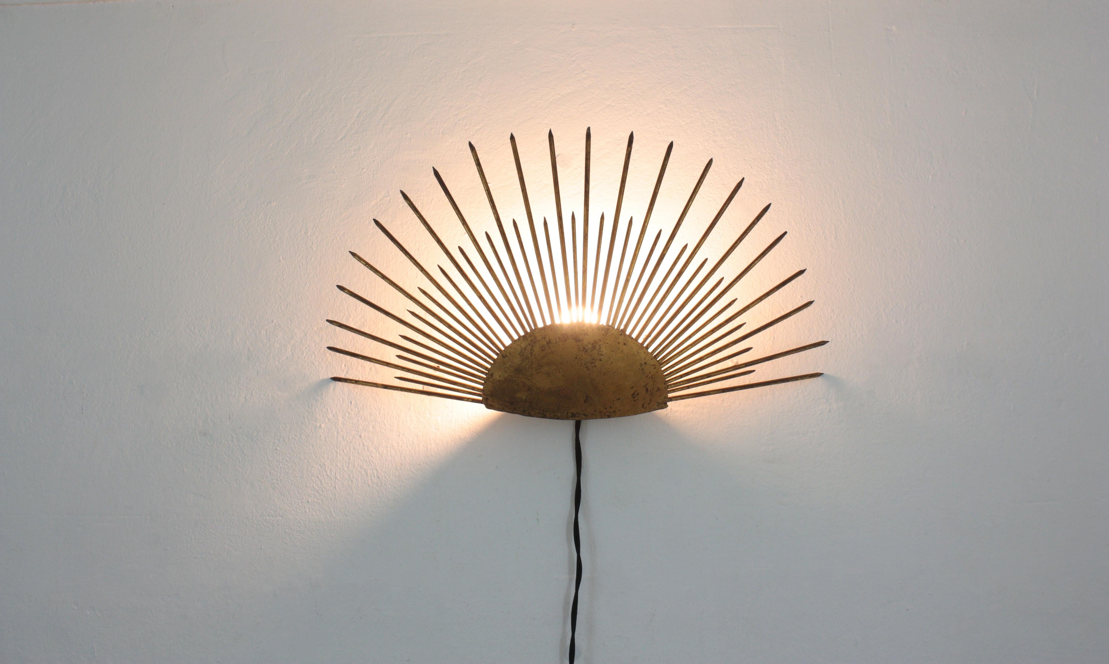 Lampada da parete a raggiera Raising Sunburst in ferro battuto dorato, Francia, anni '40 in vendita 3