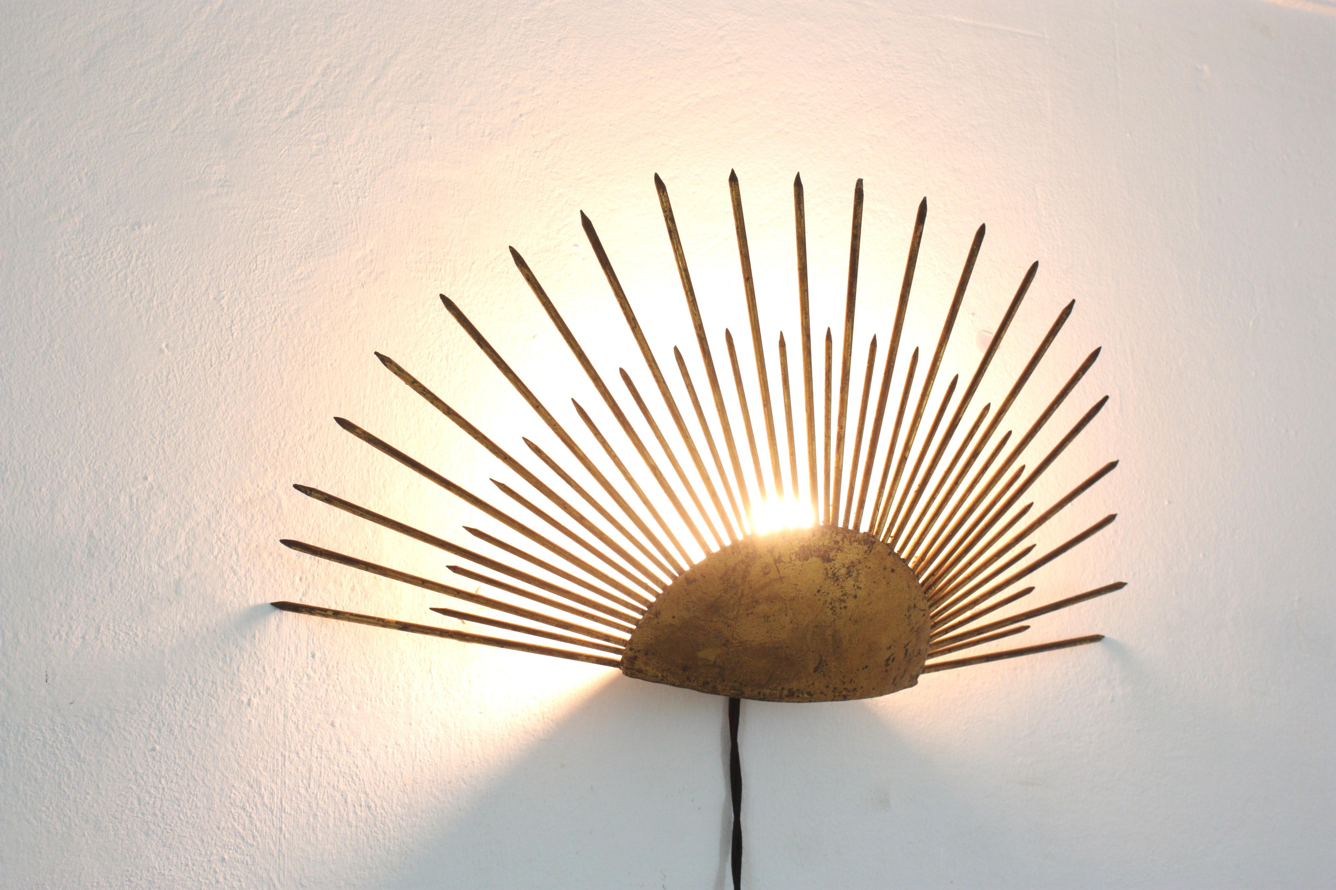 Lampada da parete a raggiera Raising Sunburst in ferro battuto dorato, Francia, anni '40 in vendita 4