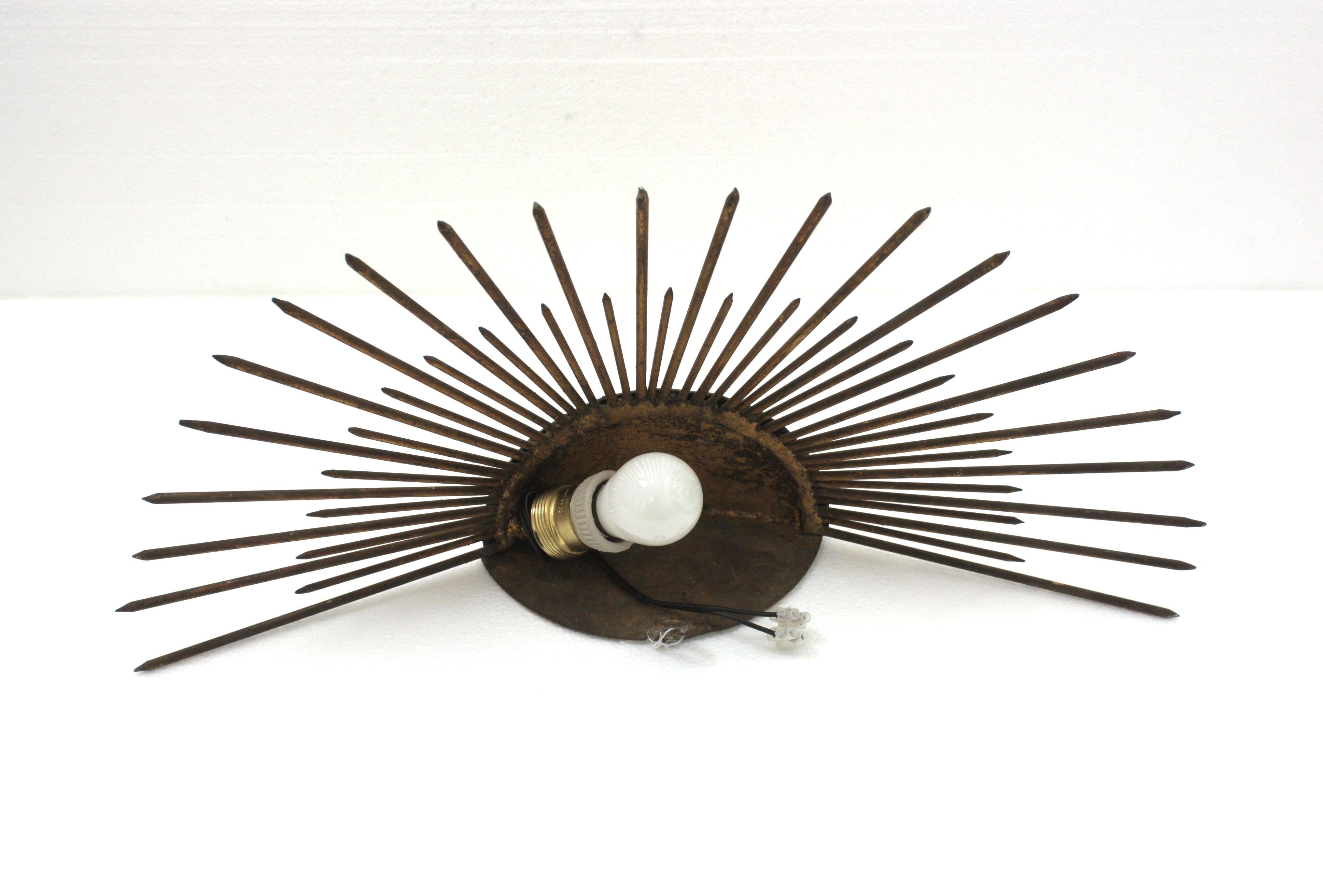 Lampada da parete a raggiera Raising Sunburst in ferro battuto dorato, Francia, anni '40 in vendita 5