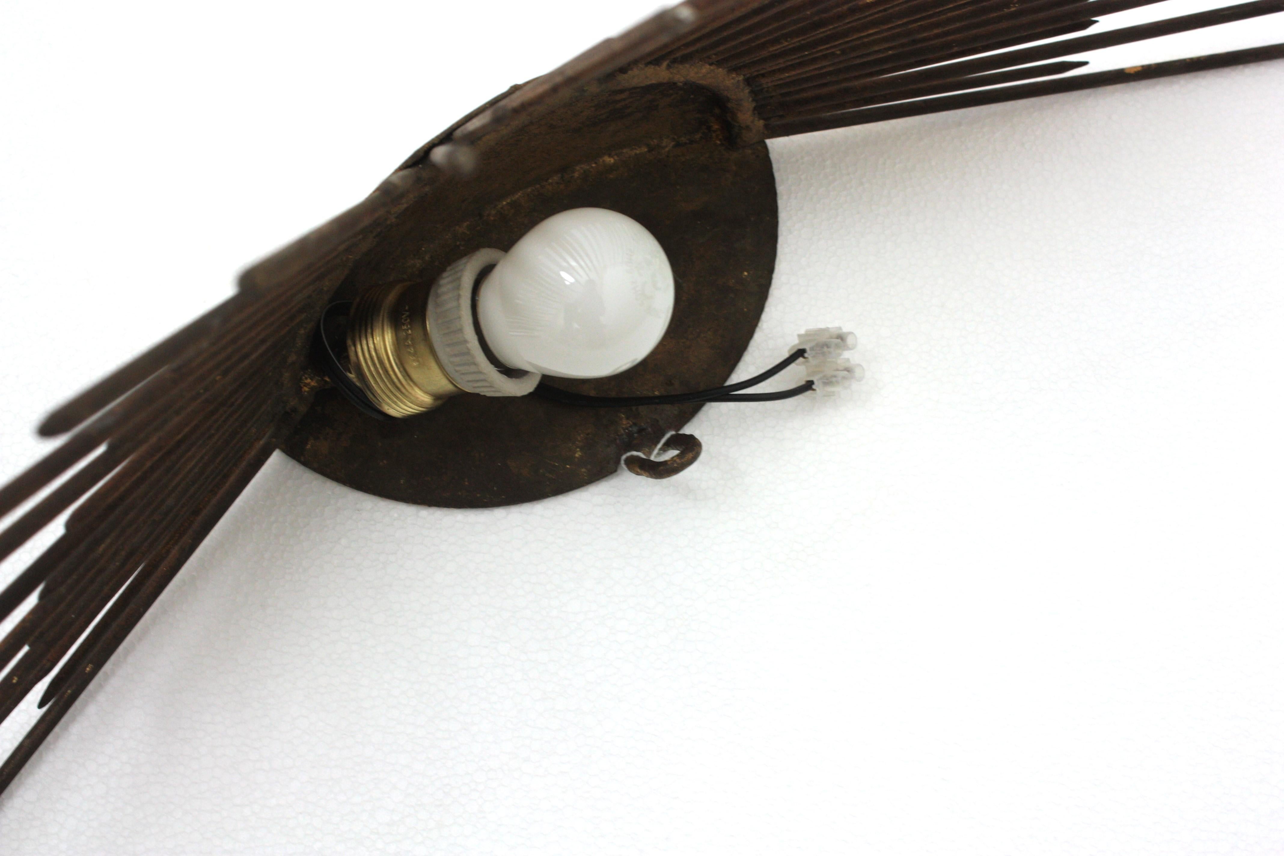 Lampada da parete a raggiera Raising Sunburst in ferro battuto dorato, Francia, anni '40 in vendita 6