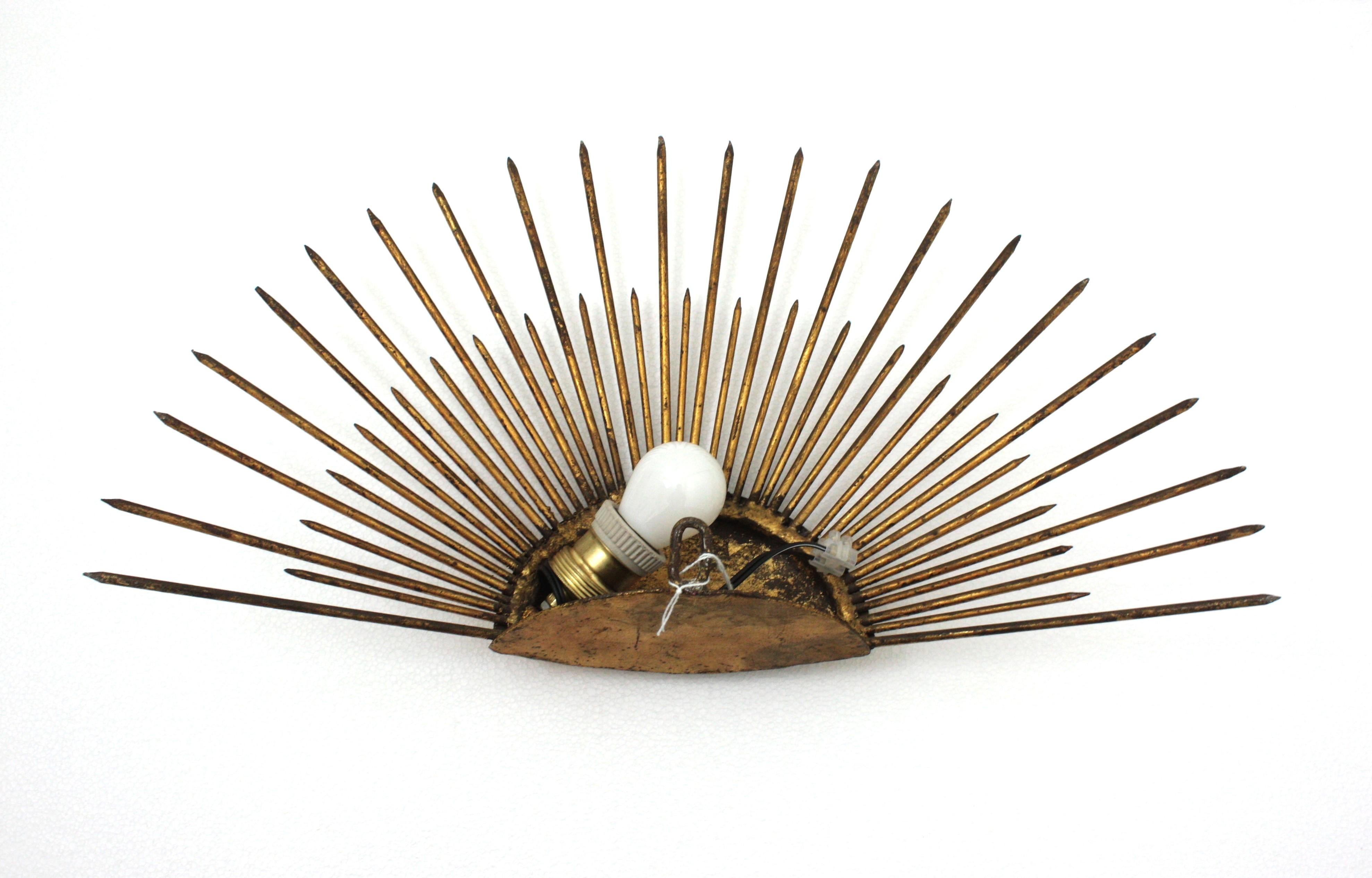 Lampada da parete a raggiera Raising Sunburst in ferro battuto dorato, Francia, anni '40 in vendita 7