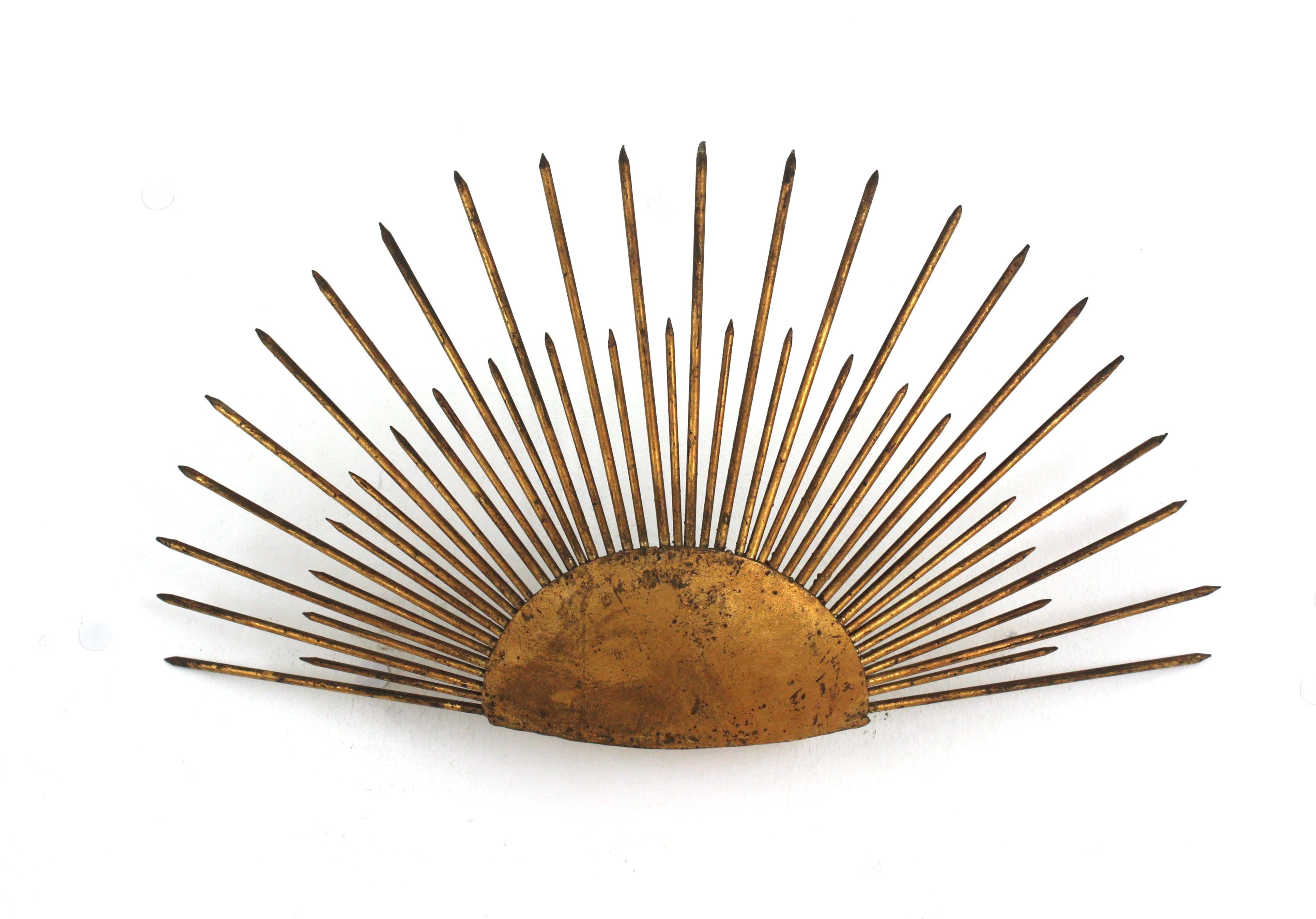 Insolita applique a forma di mezzo raggio di sole con accenti di chiodi del tardo periodo Art Deco, Francia, anni '40-'50.
Questa lampada da parete a raggiera è molto decorativa grazie al suo design con punte appuntite che spuntano da un pannello