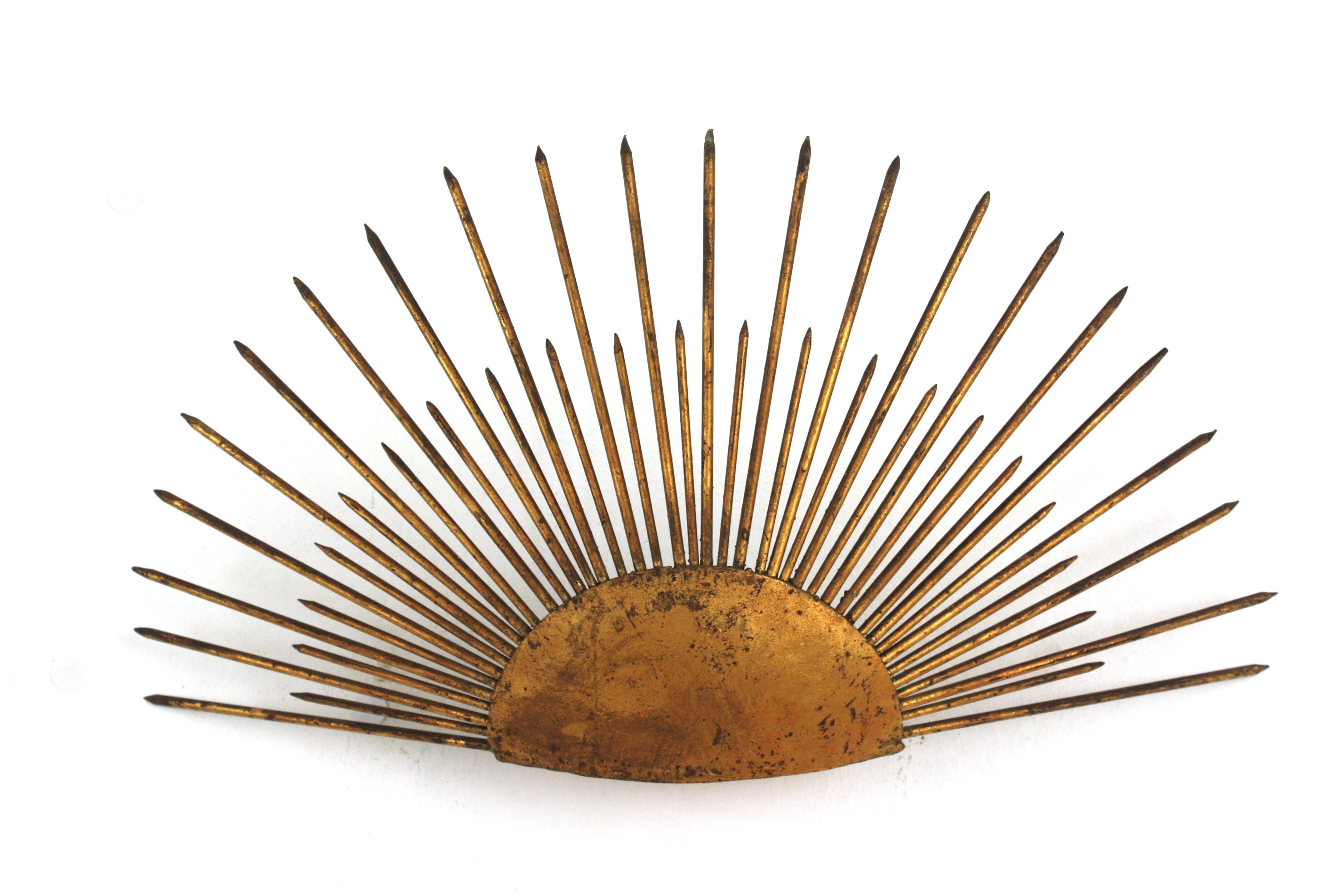 Art Déco Lampada da parete a raggiera Raising Sunburst in ferro battuto dorato, Francia, anni '40 in vendita