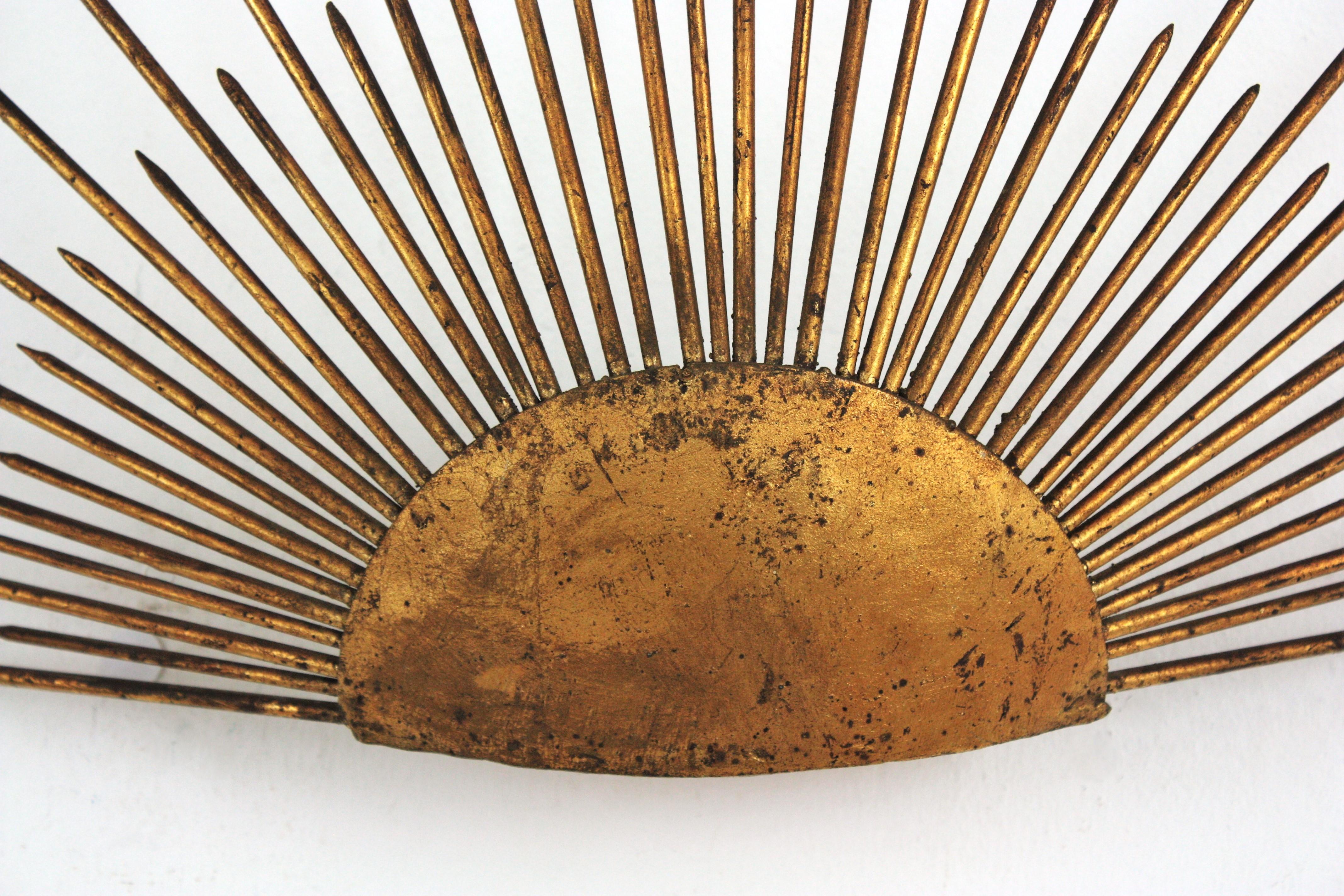 Francese Lampada da parete a raggiera Raising Sunburst in ferro battuto dorato, Francia, anni '40 in vendita