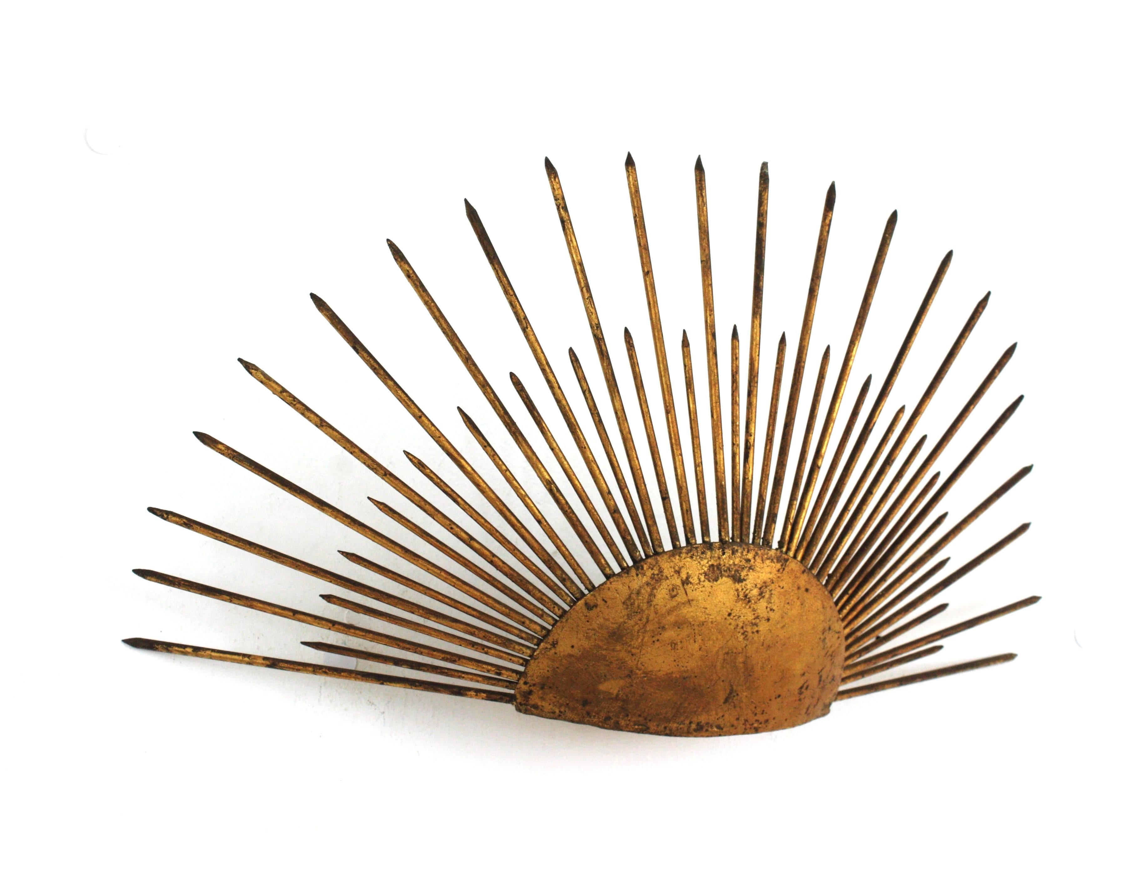 Dorato Lampada da parete a raggiera Raising Sunburst in ferro battuto dorato, Francia, anni '40 in vendita