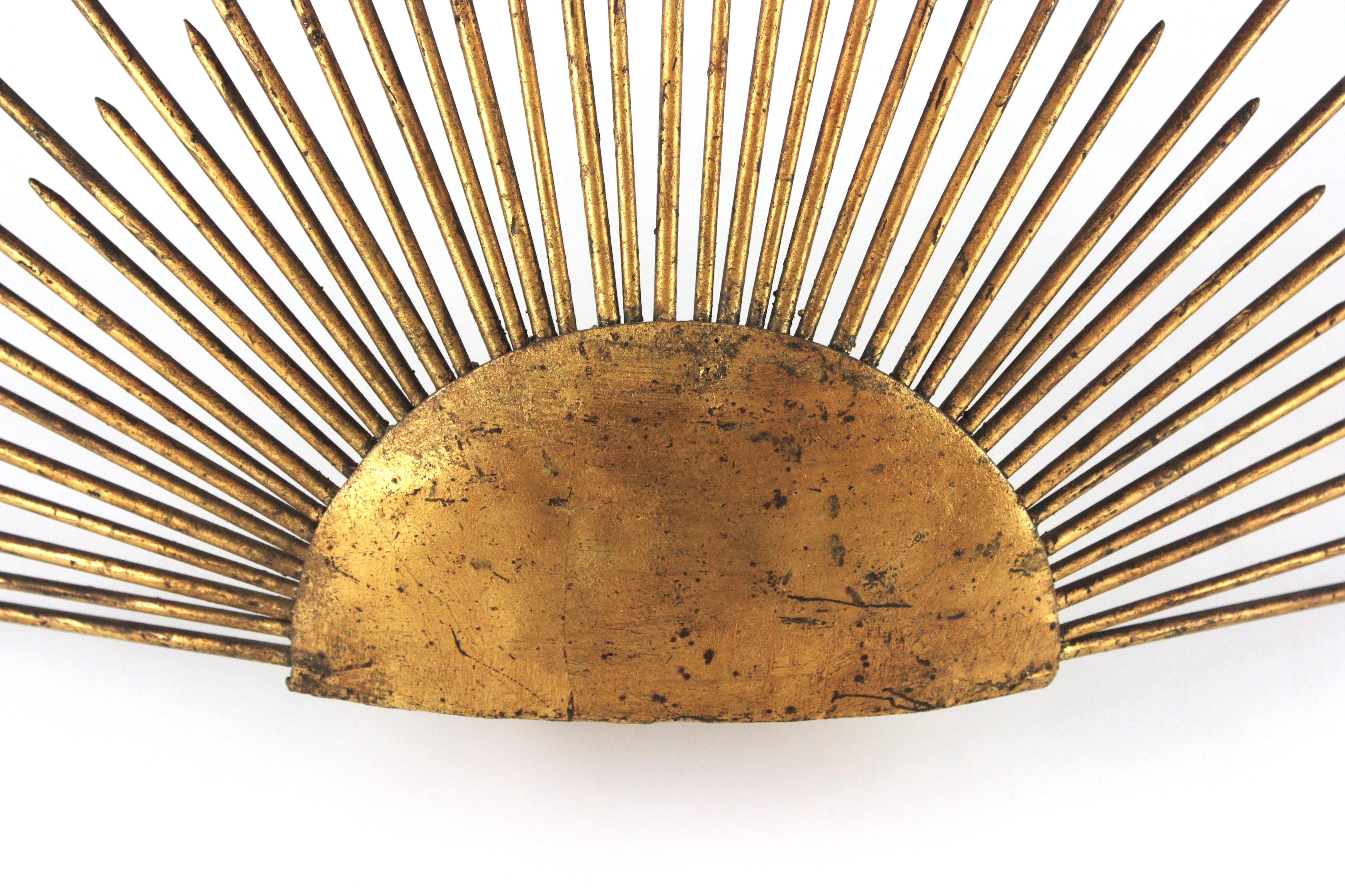 Raising Sun Sunburst Wall Light in Gilt Wrought Iron, France 1940s In Good Condition For Sale In Barcelona, ES