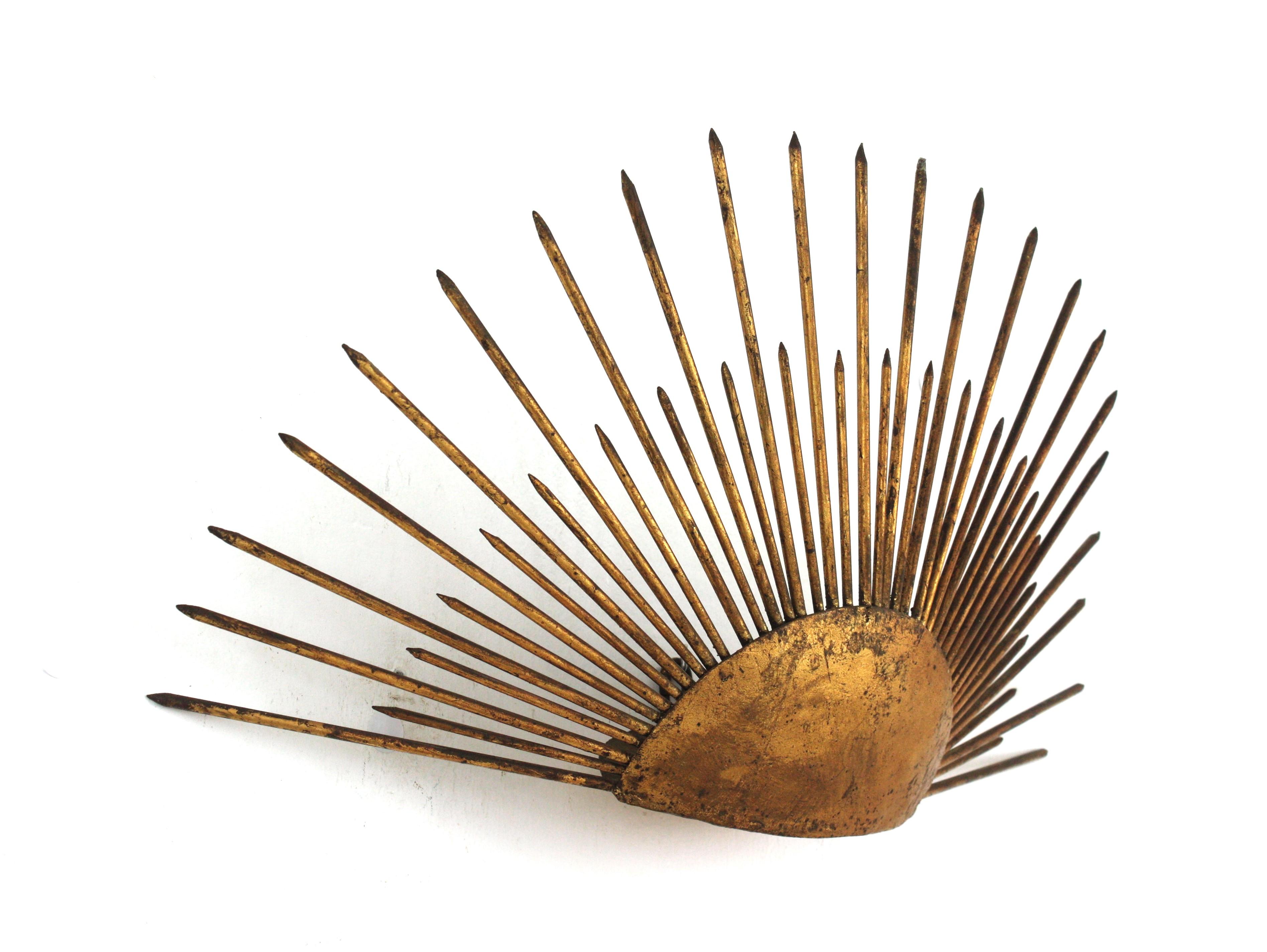 Lampada da parete a raggiera Raising Sunburst in ferro battuto dorato, Francia, anni '40 In condizioni buone in vendita a Barcelona, ES