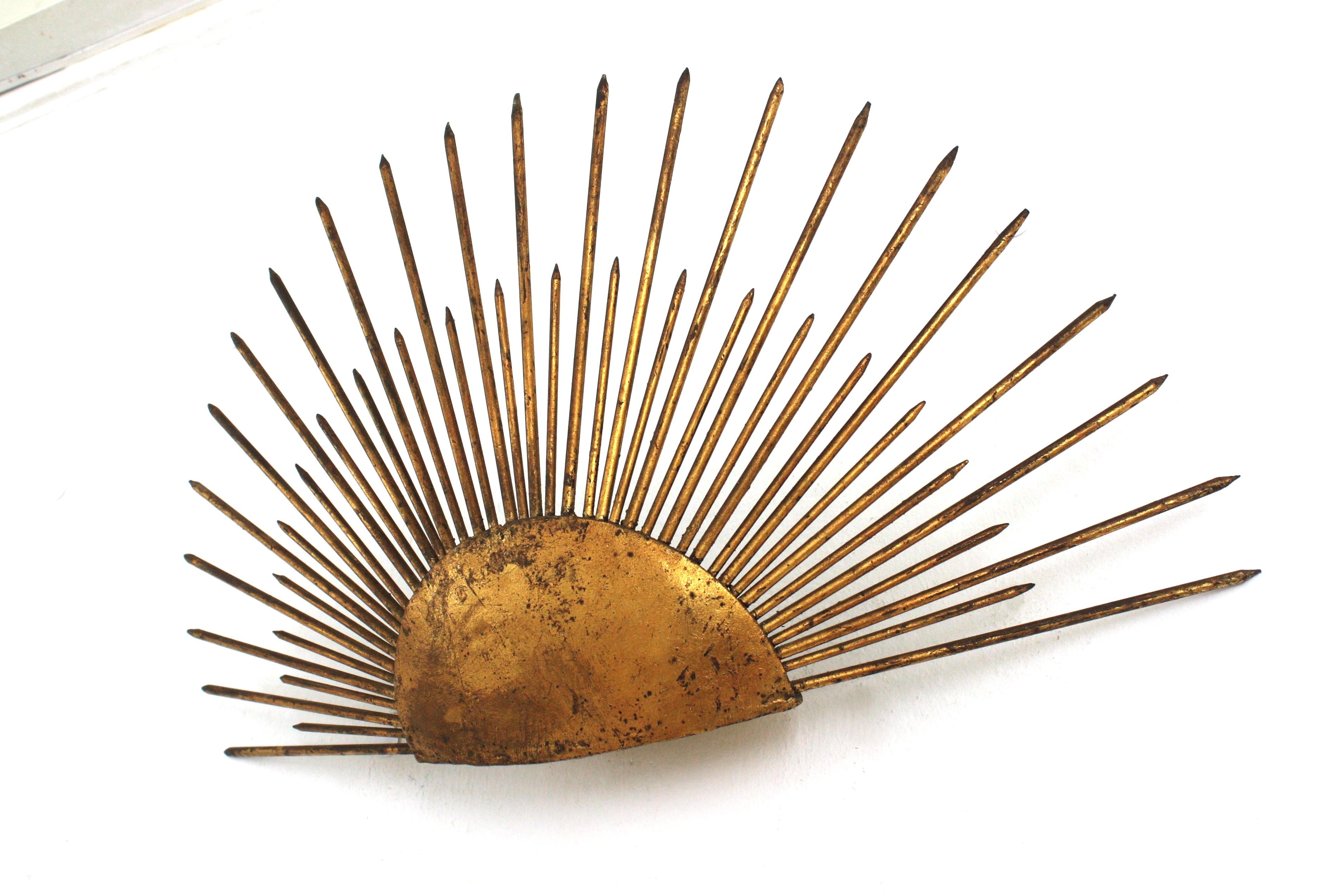 XX secolo Lampada da parete a raggiera Raising Sunburst in ferro battuto dorato, Francia, anni '40 in vendita