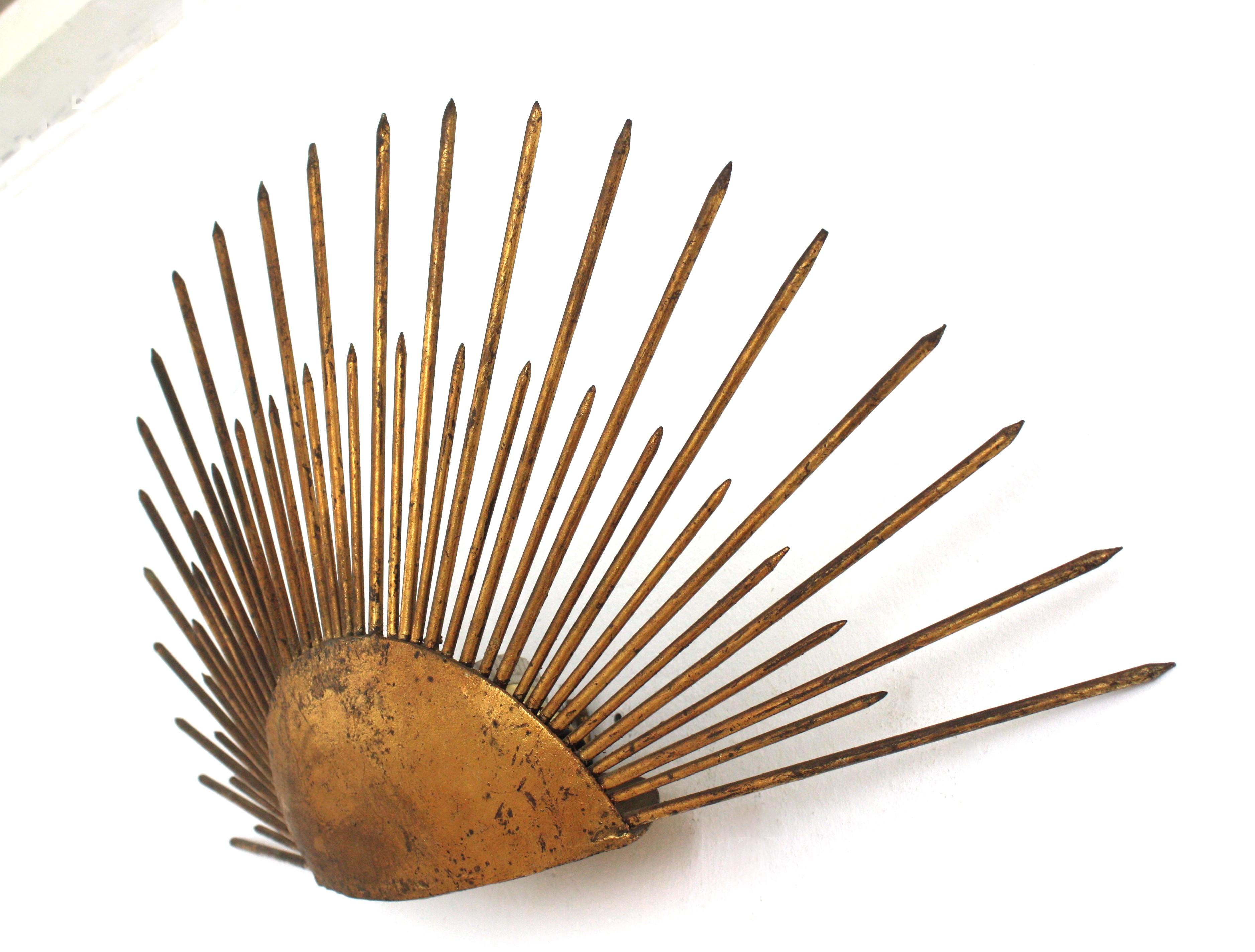 Ferro Lampada da parete a raggiera Raising Sunburst in ferro battuto dorato, Francia, anni '40 in vendita