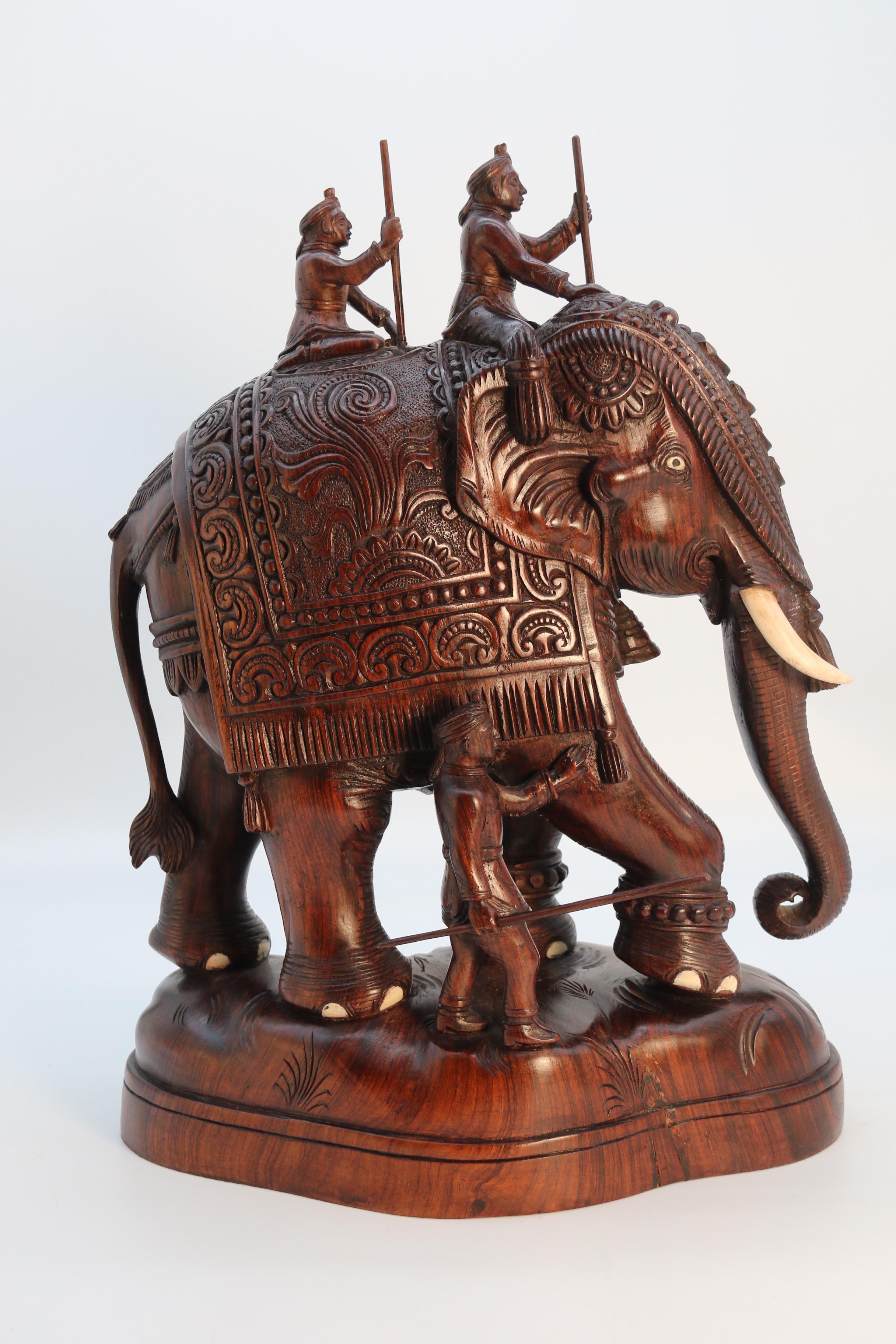 Grande étude indienne en bois dur sculpté d'un éléphant de cérémonie datant de la période Raj, vers 1920 en vente 5