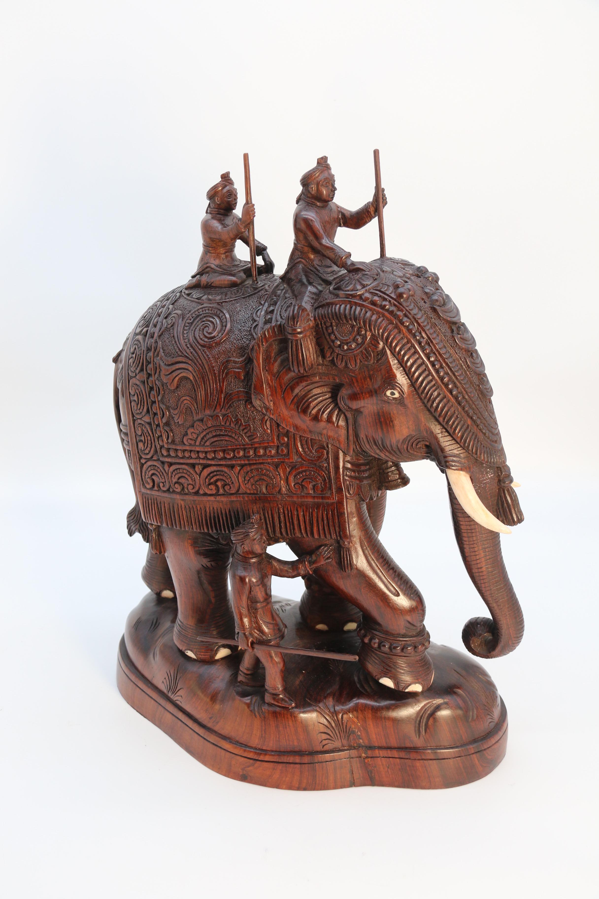 Cette superbe œuvre d'art indienne est finement sculptée à la main dans un seul grand morceau de bois dur riche et dense, bien figuré, et elle est remarquable dans ses détails. Elle représente un très grand éléphant indien enfin vêtu d'une robe de