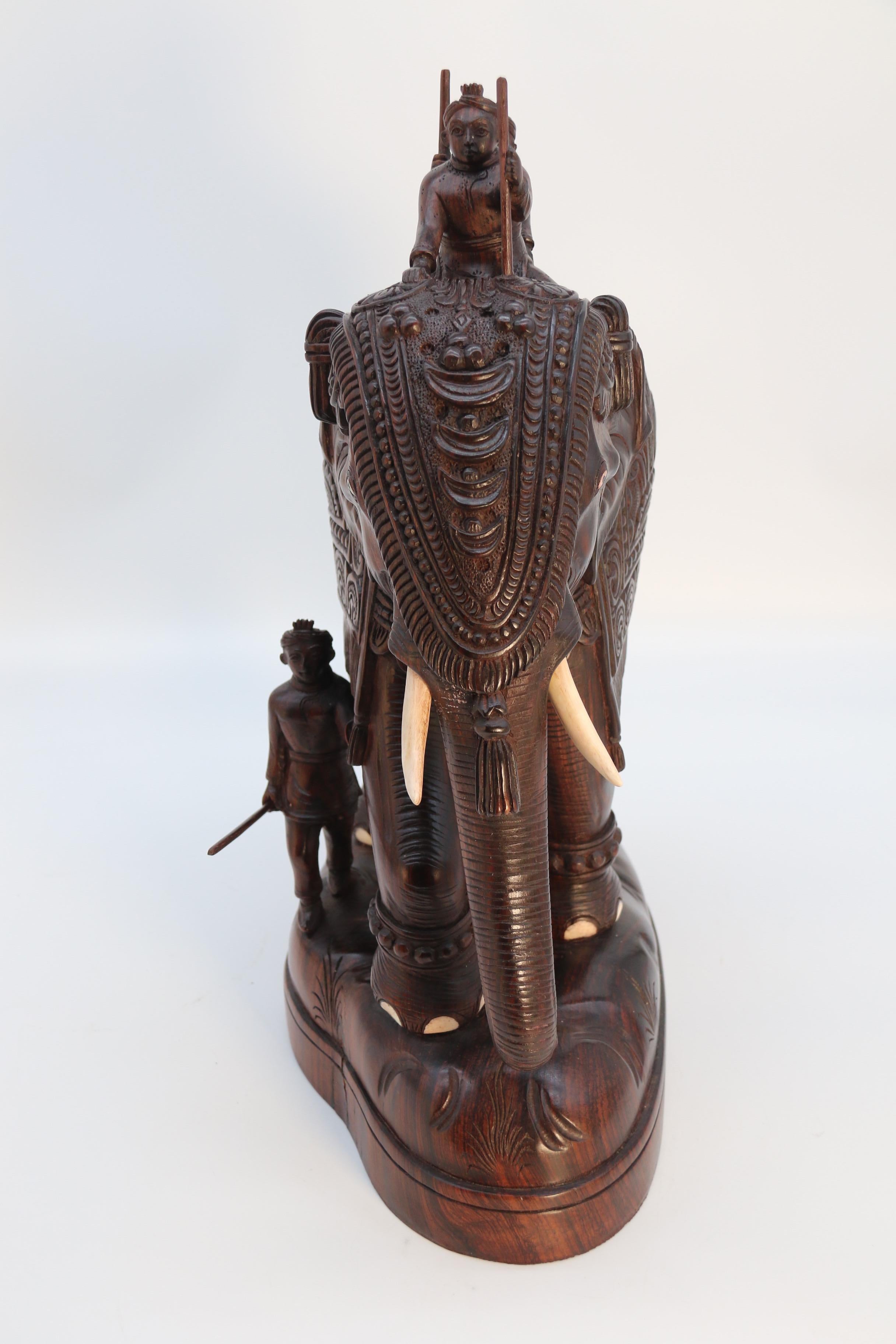 Indien Grande étude indienne en bois dur sculpté d'un éléphant de cérémonie datant de la période Raj, vers 1920 en vente
