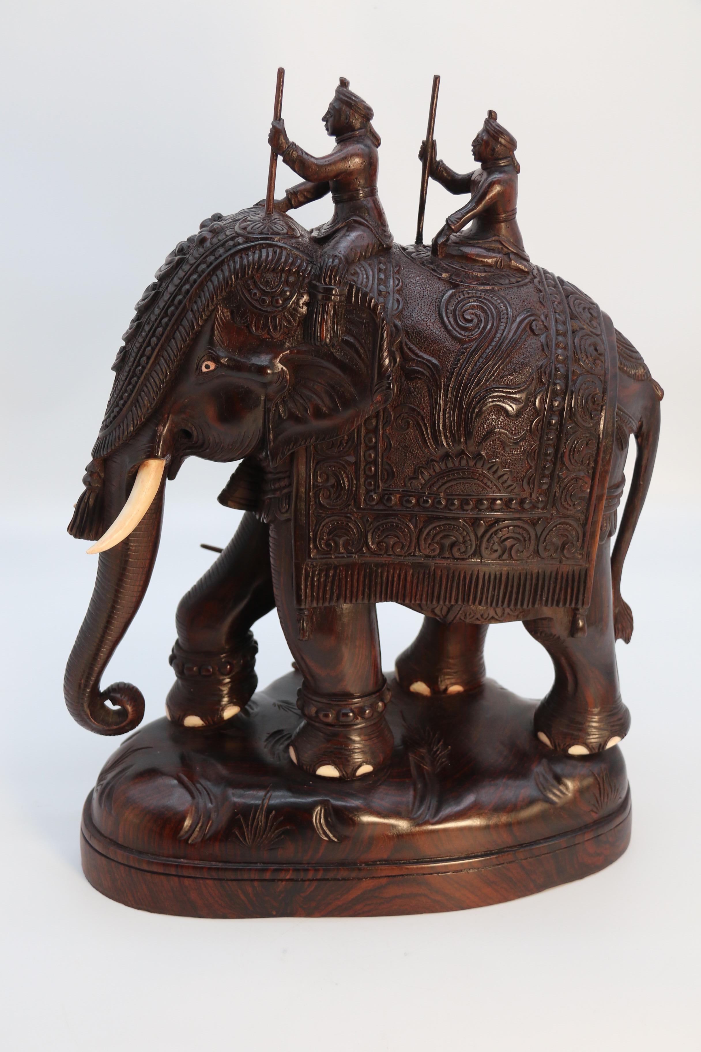 20ième siècle Grande étude indienne en bois dur sculpté d'un éléphant de cérémonie datant de la période Raj, vers 1920 en vente