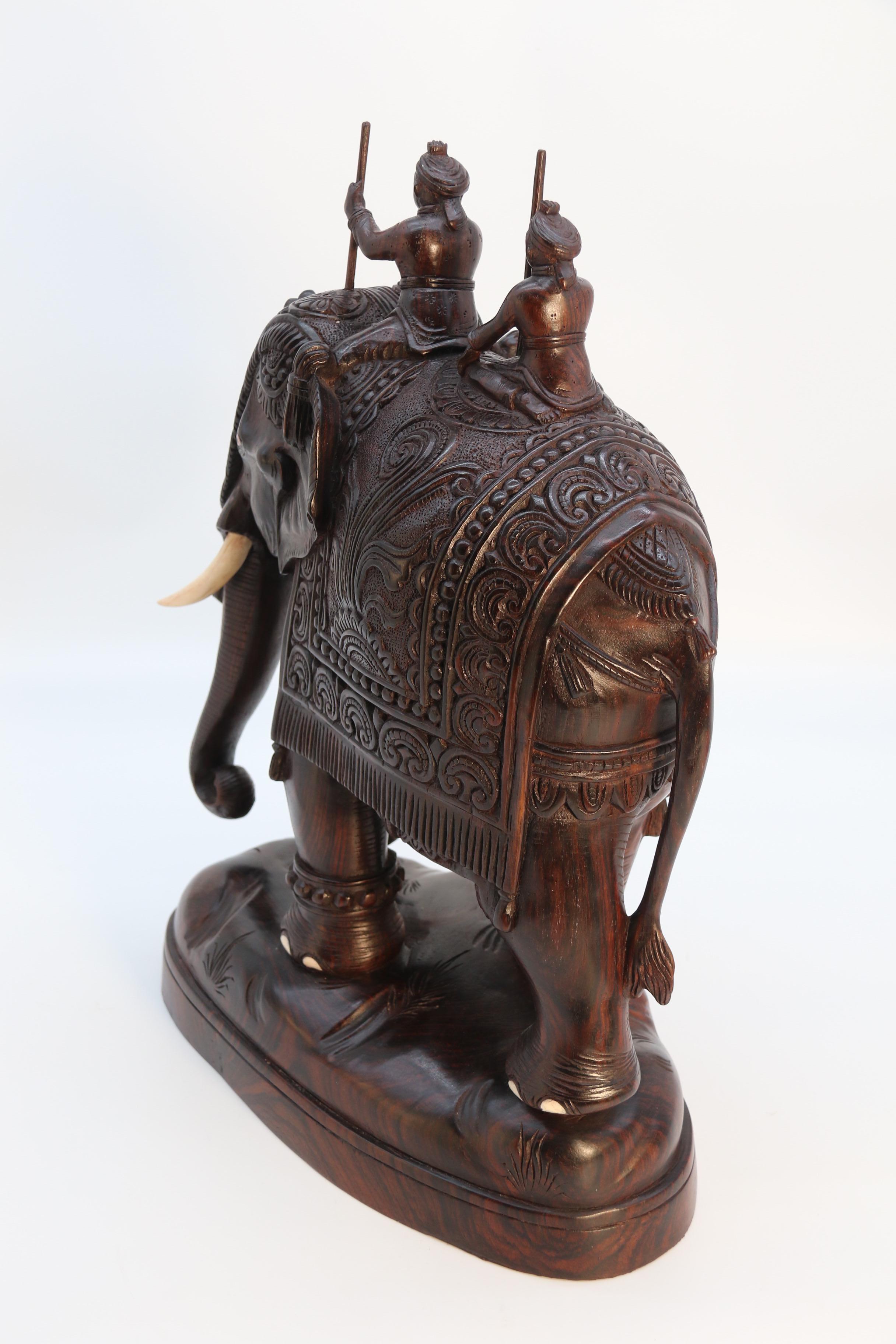 Grande étude indienne en bois dur sculpté d'un éléphant de cérémonie datant de la période Raj, vers 1920 en vente 1