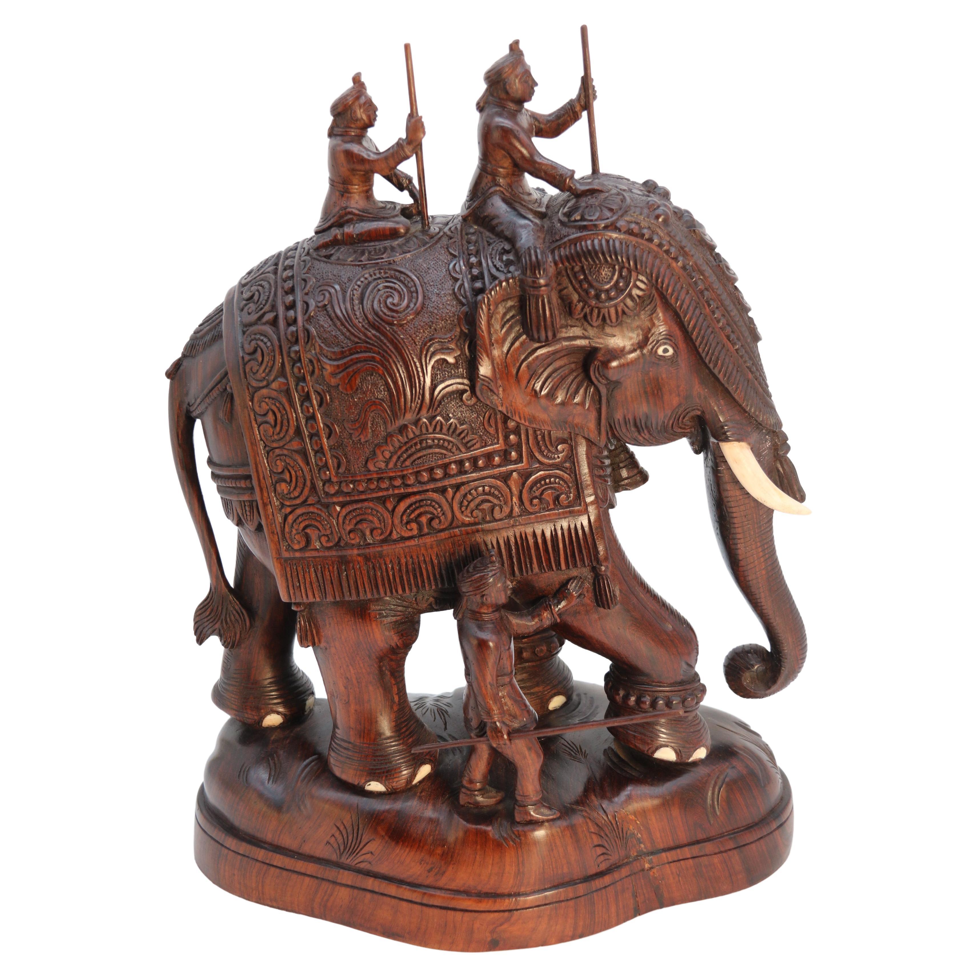 Grande étude indienne en bois dur sculpté d'un éléphant de cérémonie datant de la période Raj, vers 1920