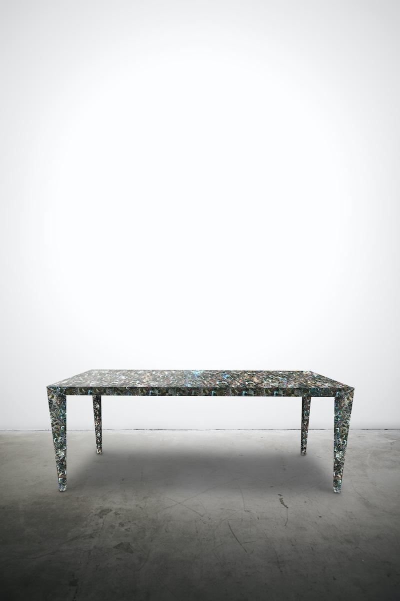A precious table inspired by objects from the past, entirely made with inlaid mother of pearl in the Indian region of Rajasthan: a place where Jacopo Foggini, during one of his travels, discovered this unique material, with thousands of shimmering