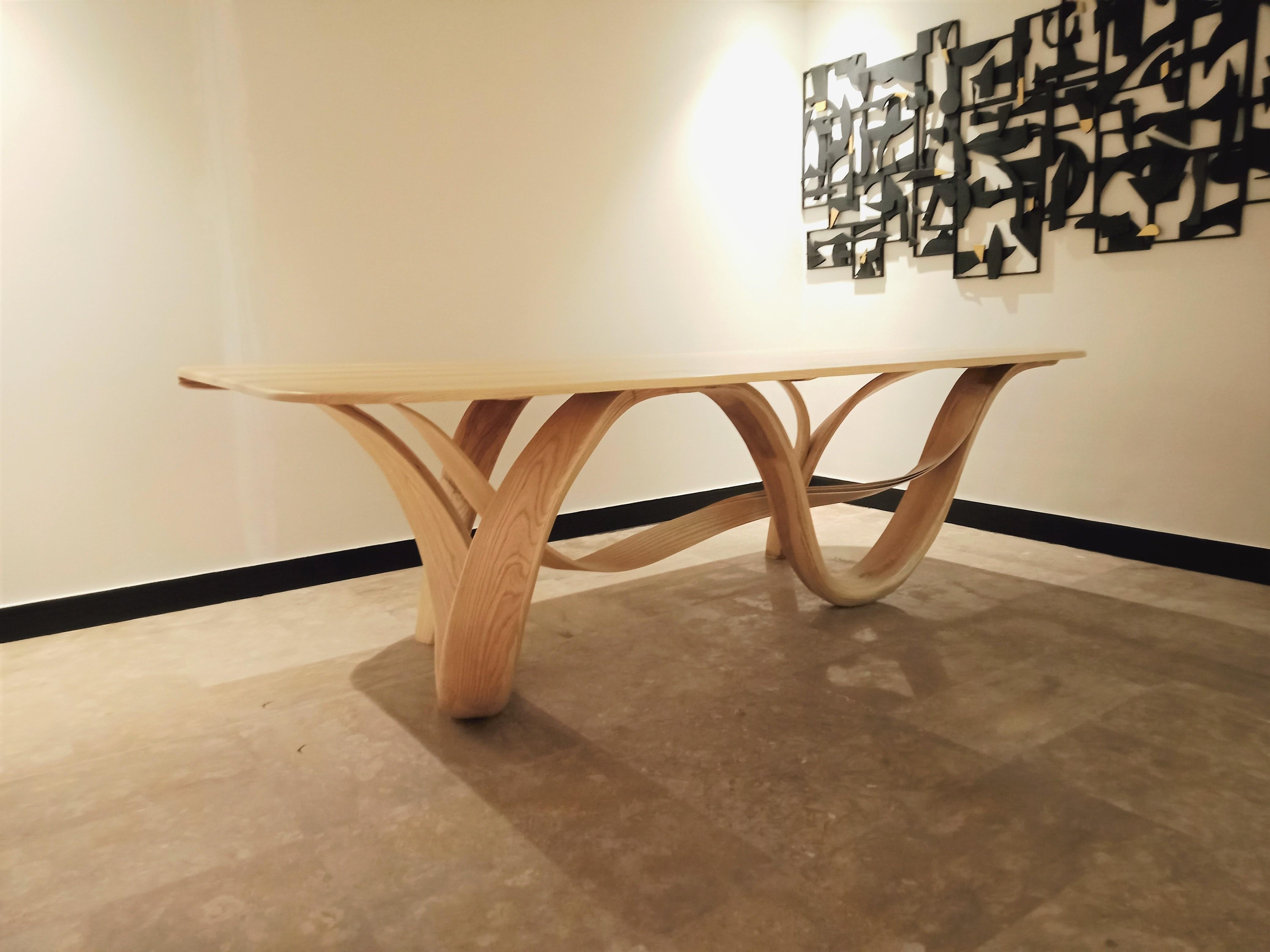 Organique Table de salle à manger Selene de Raka Studio - Bois cintré en vente