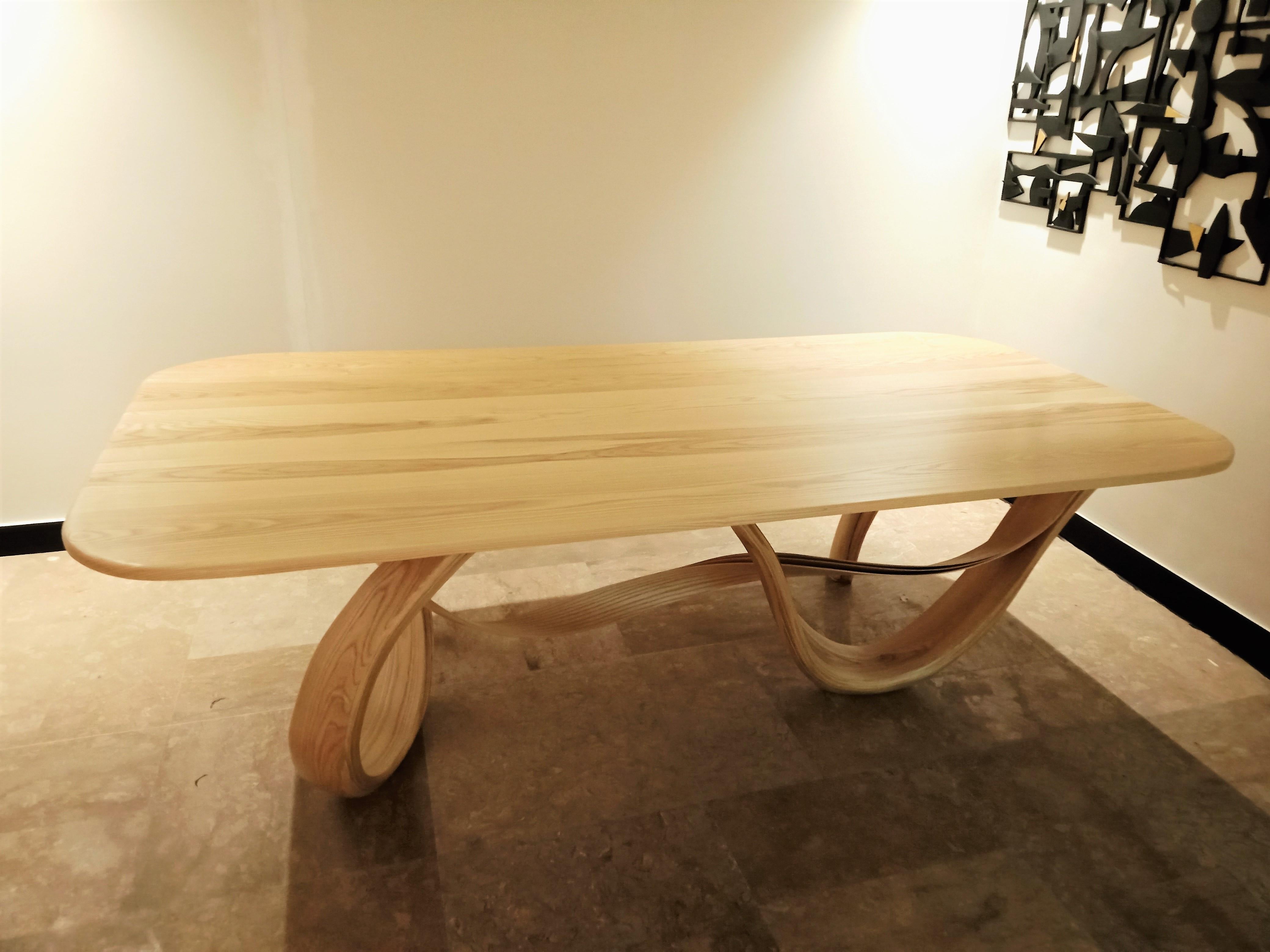 Table de salle à manger Selene de Raka Studio - Bois cintré Neuf - En vente à Cape Girardeau, MO