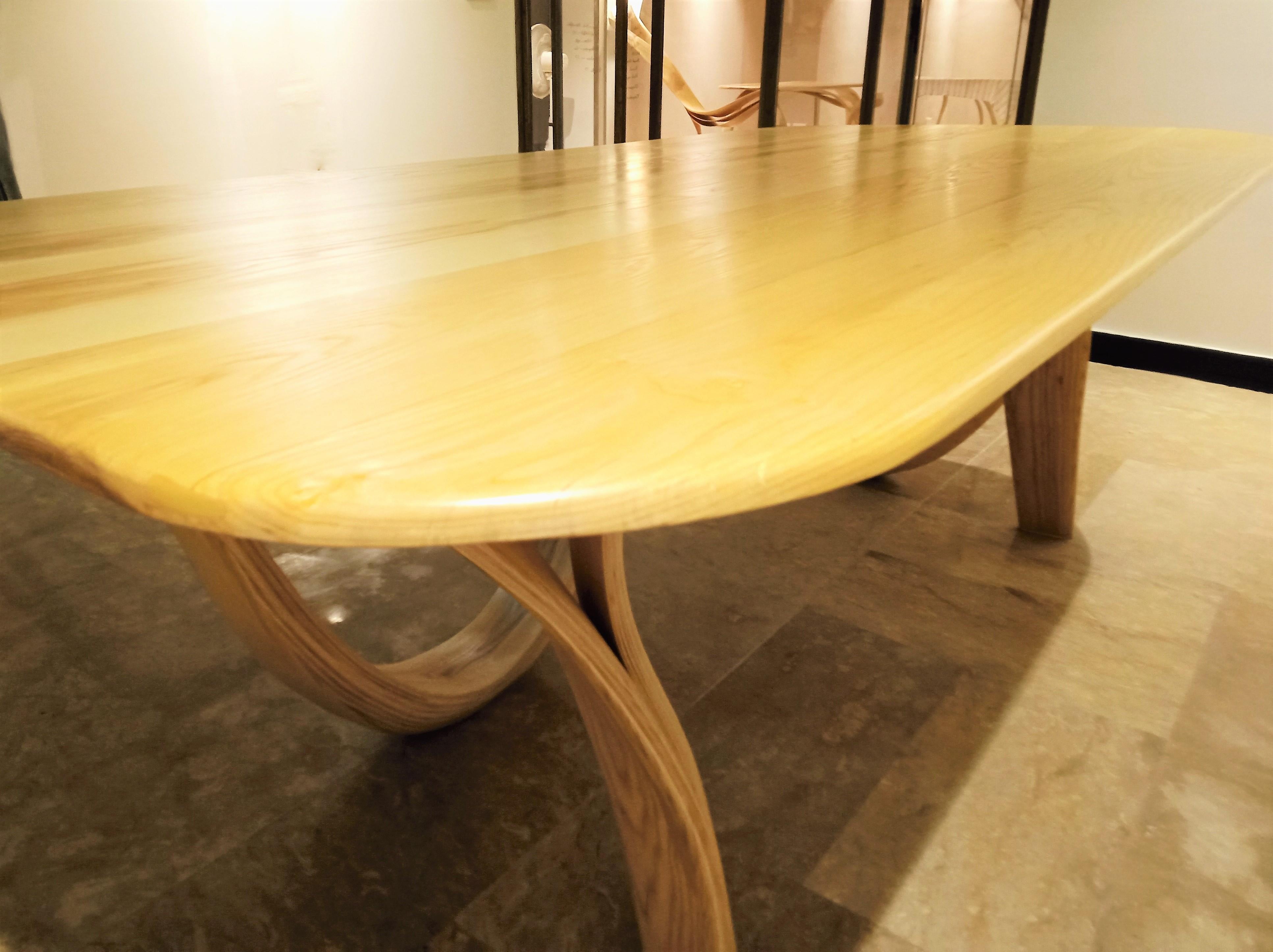 Organic Modern Selene - Dining table by Raka Studio - Bent Wood For Sale
