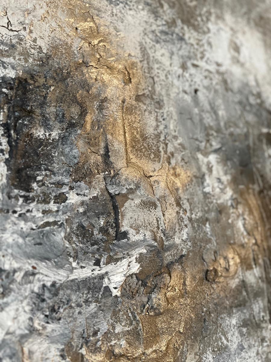Peinture en techniques mixtes de Rajan Seth. Ce tableau est réalisé avec des peintures acryliques, de la peinture en aérosol et avec les couleurs noir, blanc cassé, gris clair et or métallique. L'onyx est une pierre précieuse connue pour l'énergie