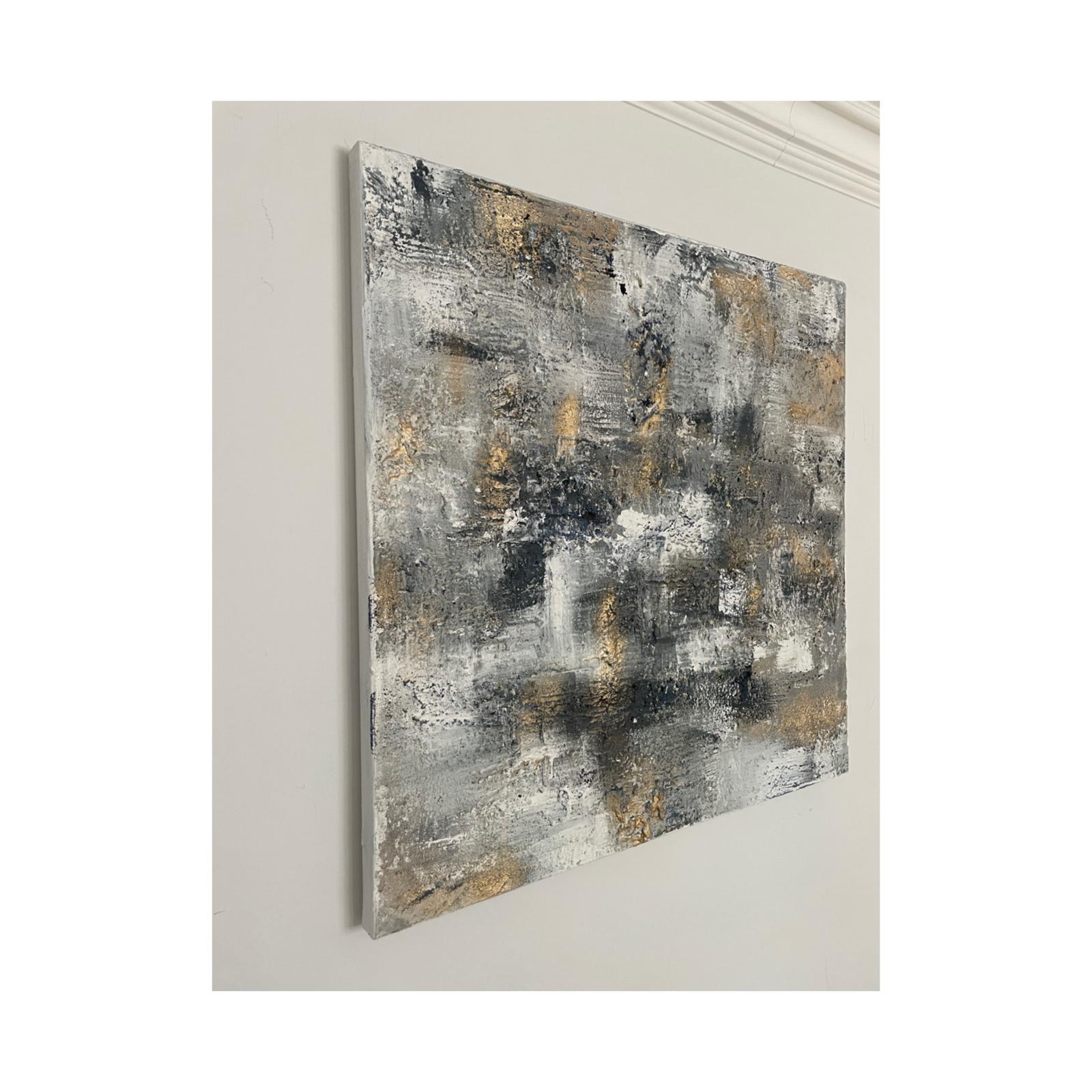 Pittura a tecnica mista dell'artista Rajan SetH. L'opera si ispira a toni più neutri, utilizzando il colore Paynes Grey. Il dipinto è strutturato in alcune aree ed è rifinito con oro metallico, per dare un contrasto riflettente alle tonalità più