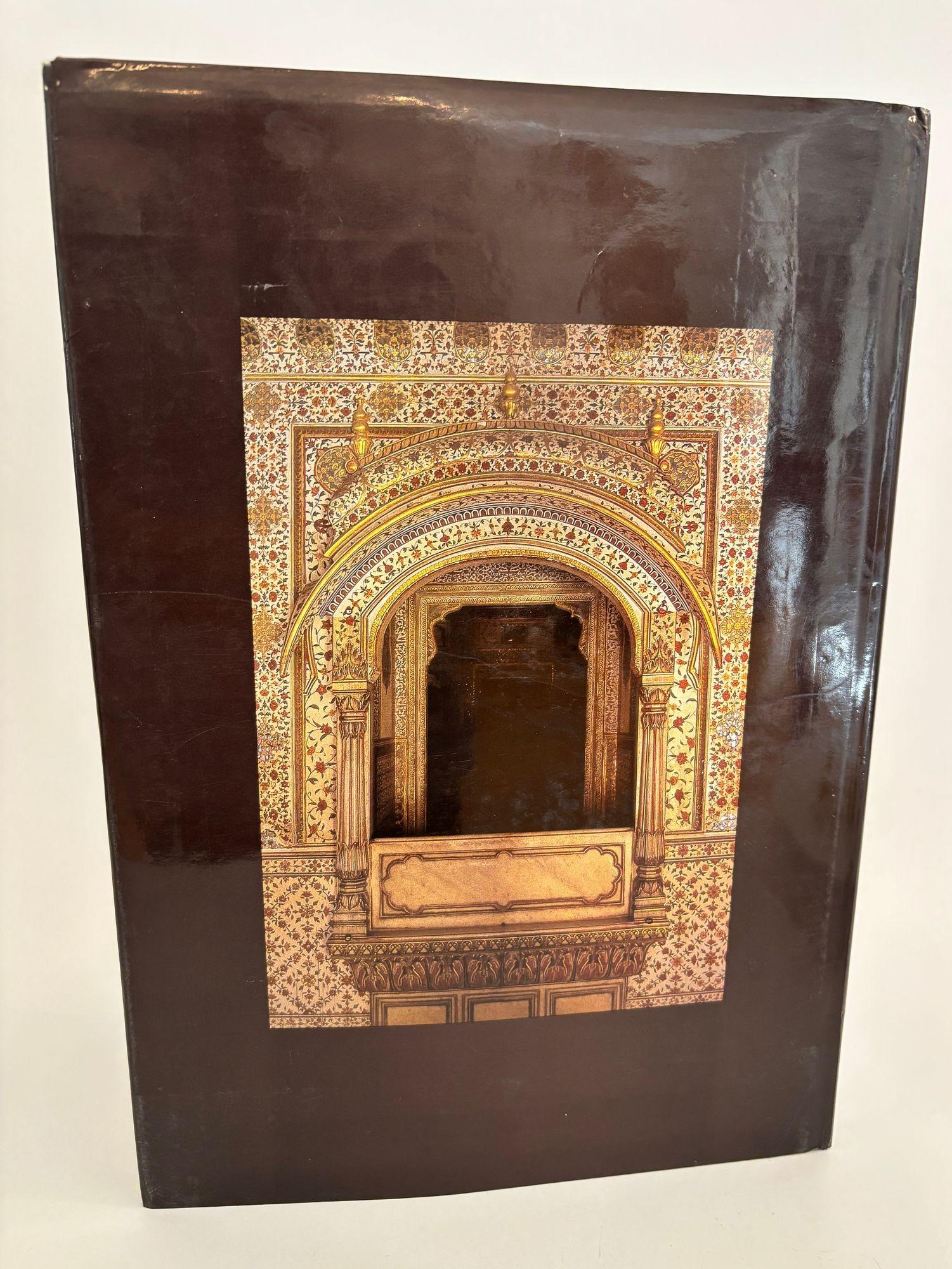 Rajasthan Large Hardcover Book by Dharmendra Kanwar 1997.
Ce grand livre illustré à couverture rigide présente l'État dynamique du Rajasthan, connu pour sa riche histoire, son héritage chevaleresque et ses traditions artistiques. Il donne un aperçu