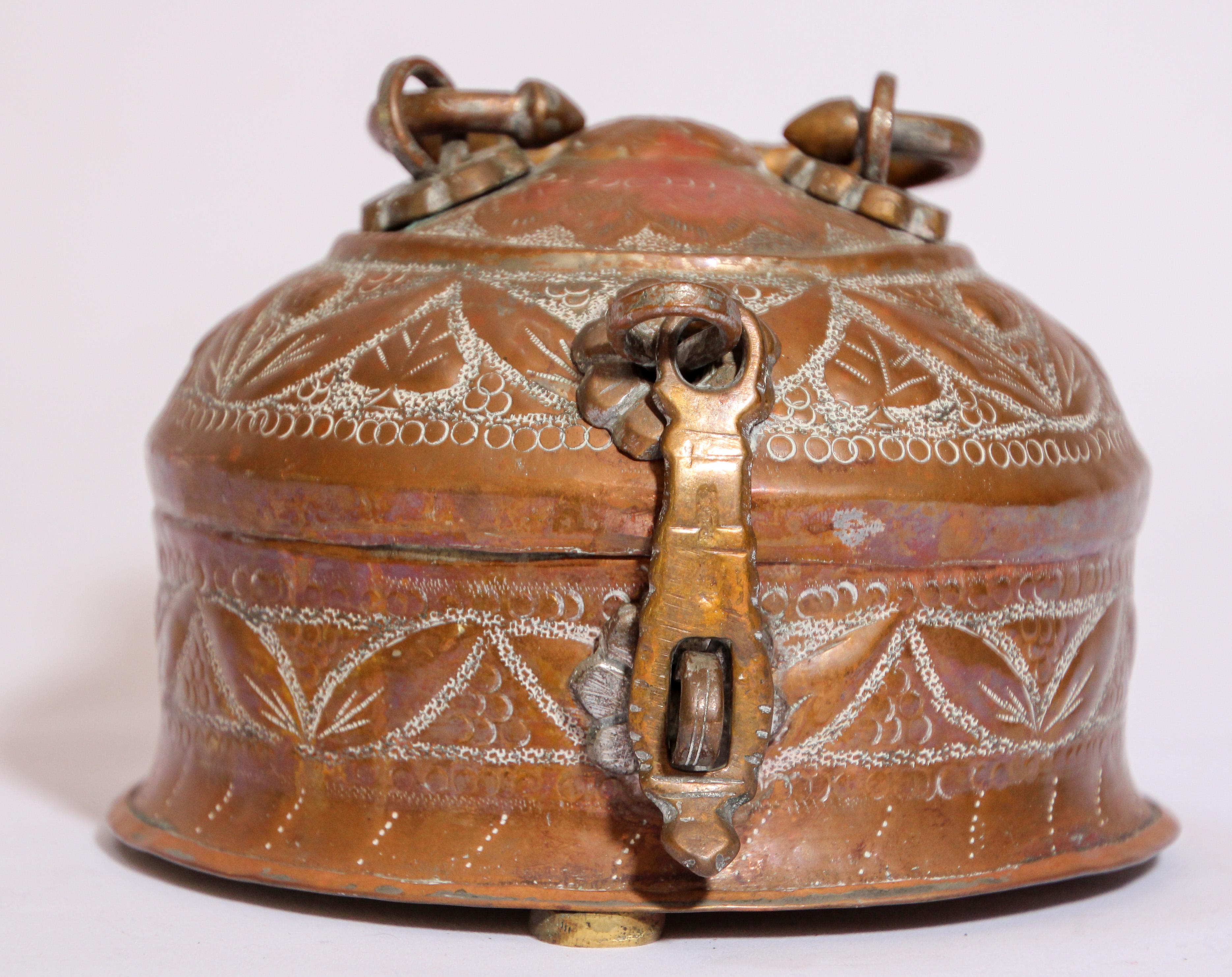 Agra Rajasthani Decorative Brass Lidded Betel Caddy Box For Sale