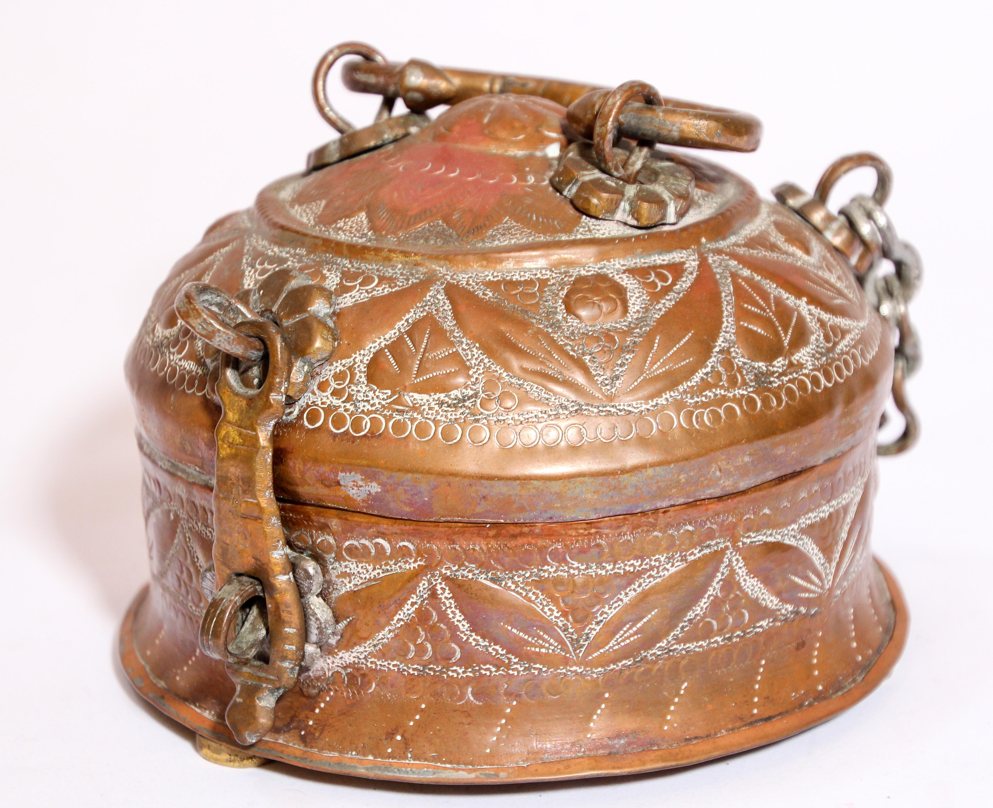 Rajasthani Decorative Brass Lidded Betel Caddy Box In Good Condition For Sale In North Hollywood, CA